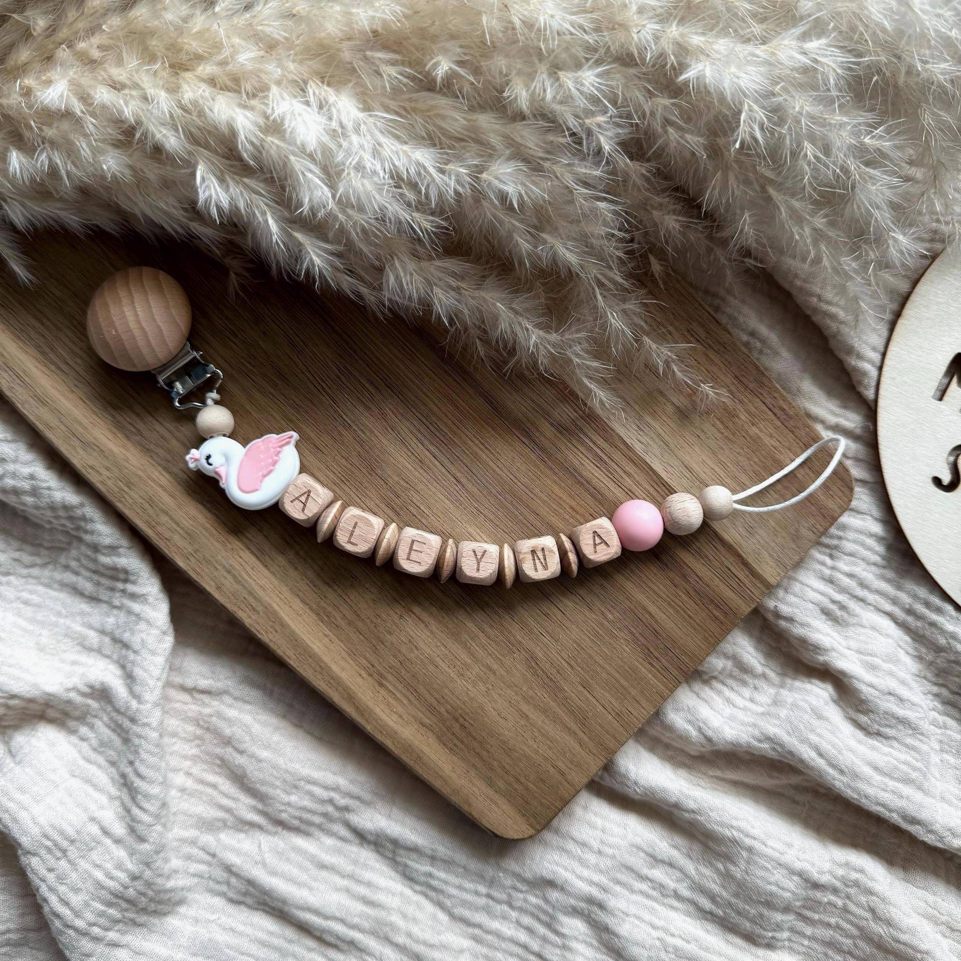 Personalisierte Schnullerkette | Schwan Mit Name Mädchen Verschiedene Farben Personalisierte Schnullerkette | Schwan Mit Name Mädchen Verschiedene Farben von Etsy - Hauniper