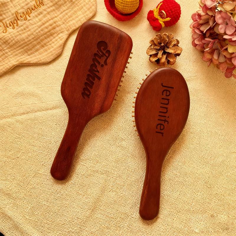 Personalisierter Bambus Haarkamm Mit Namen, Geschenk Kamm Für Brautjungfer, Holzkamm Mama, Braut - & Geburtstagsgeschenk von Etsy - HeartShapedGift