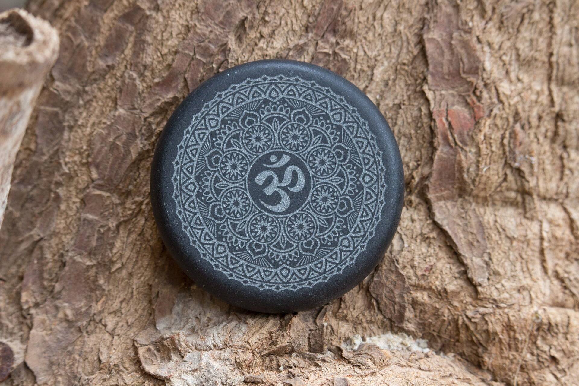 Om-Symbol Gravierter Großer Basaltstein Für Hot-stone-Massage, Werkzeug-Spa-Geschenk | 8 cm, Natürlicher Lava-Basalt-Gestein, Warmer, Erhitzter Om-Symbol Gravierter Großer Basaltstein Für Hot-stone-Massage, Werkzeug-Spa-Geschenk | 8 cm, Natürlicher Lava-Basalt-Gestein, Warmer, Erhitzter von Etsy - HeatAndSmoke