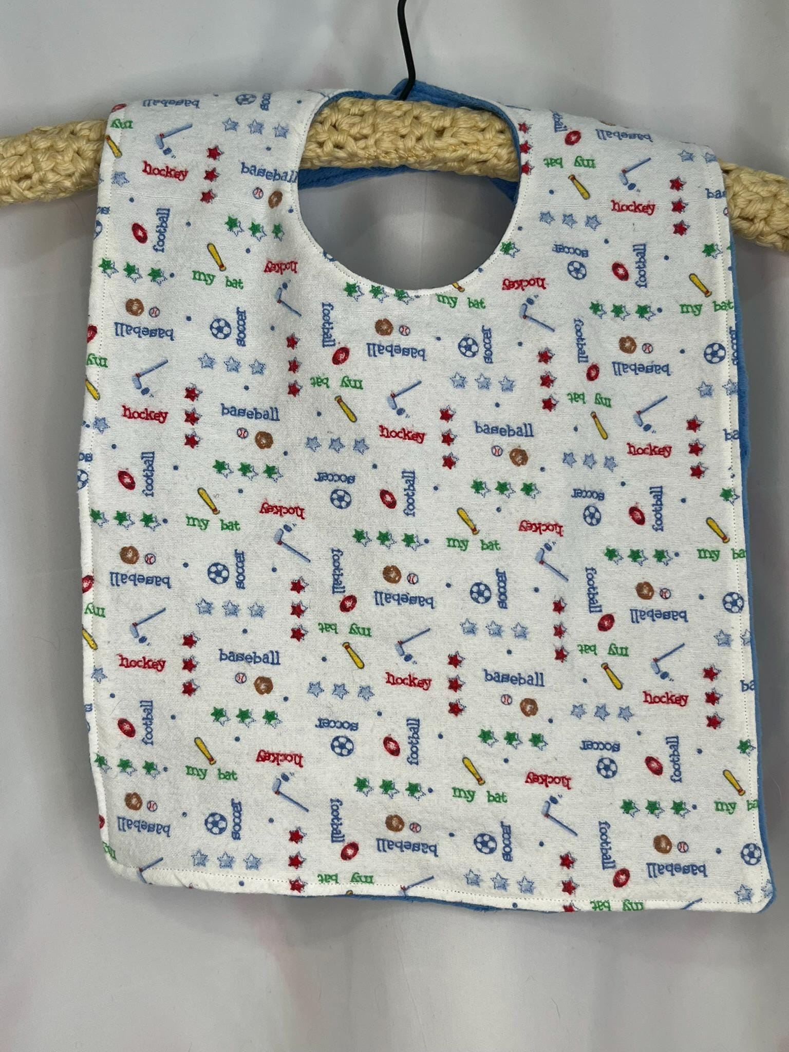 Lätzchen Für Baby Kleinkind - Sportdruck Mit Blau Upcycled Lätzchen Für Baby Kleinkind - Sportdruck Mit Blau Upcycled von Etsy - Heatherhelen75