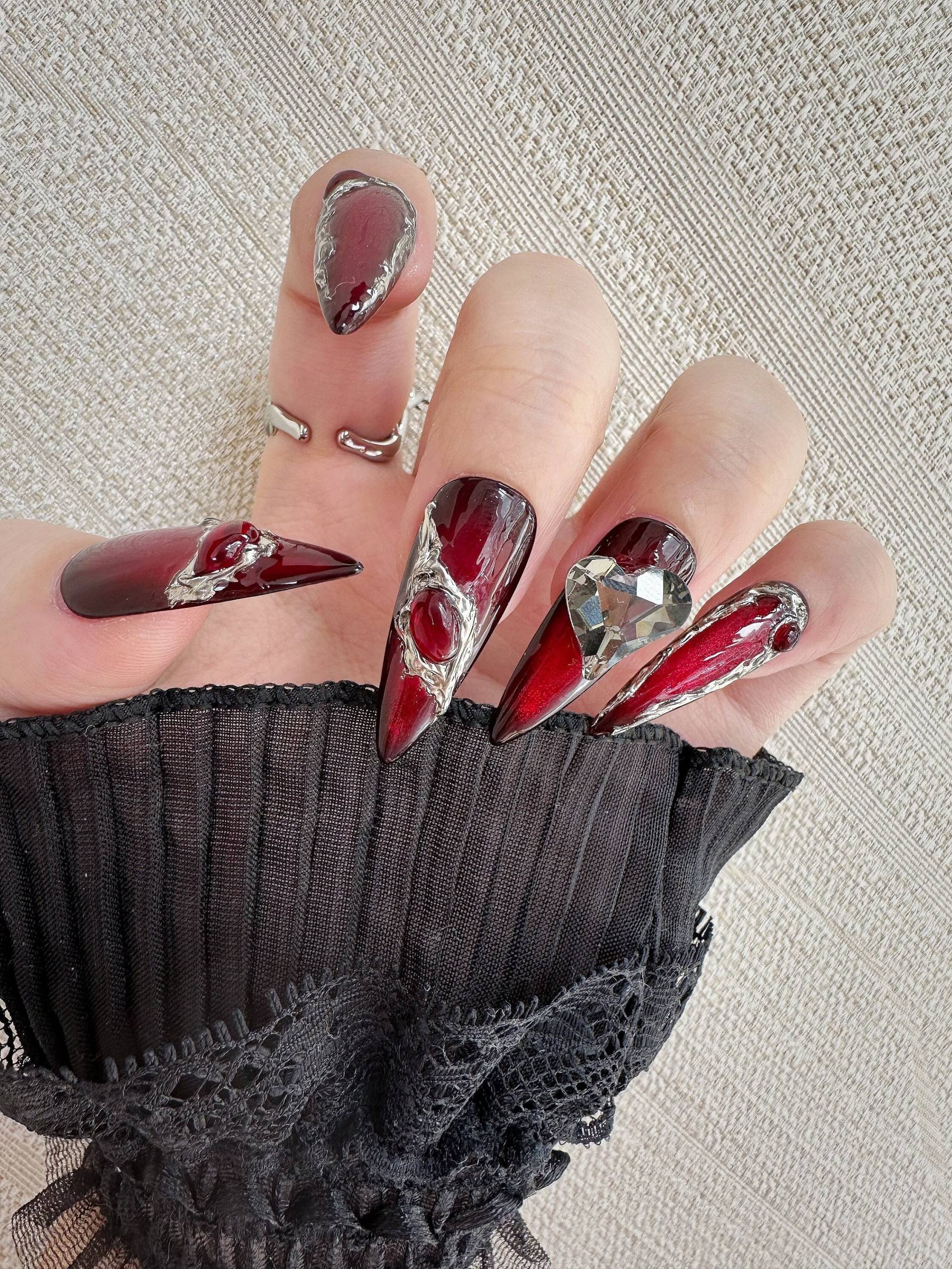 Rotes Herz Press On Nail Set, Rote Künstliche Nägel, Luxuriöses Metallicglas, Handgefertigt, Wiederverwendbar, Y2K Lange Stiletto Nägel von Etsy - HeidiStudioCo
