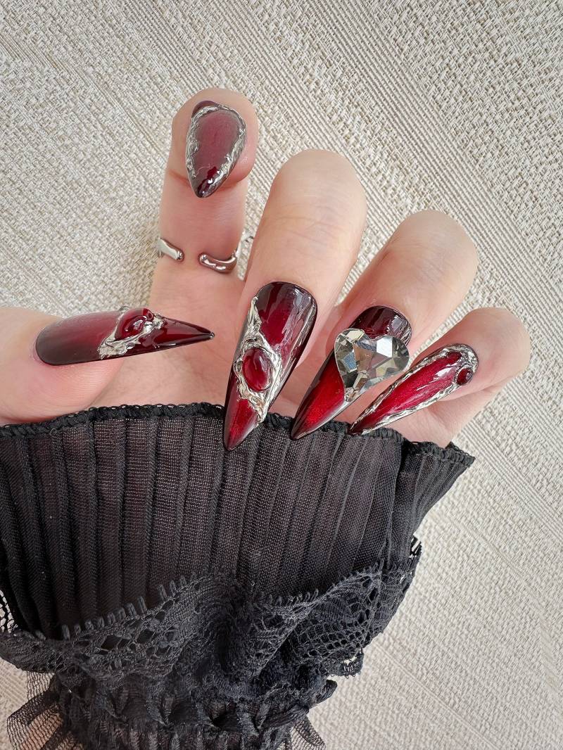 Rotes Herz Press On Nail Set, Rote Künstliche Nägel, Luxuriöses Metallicglas, Handgefertigt, Wiederverwendbar, Y2K Lange Stiletto Nägel von Etsy - HeidiStudioCo