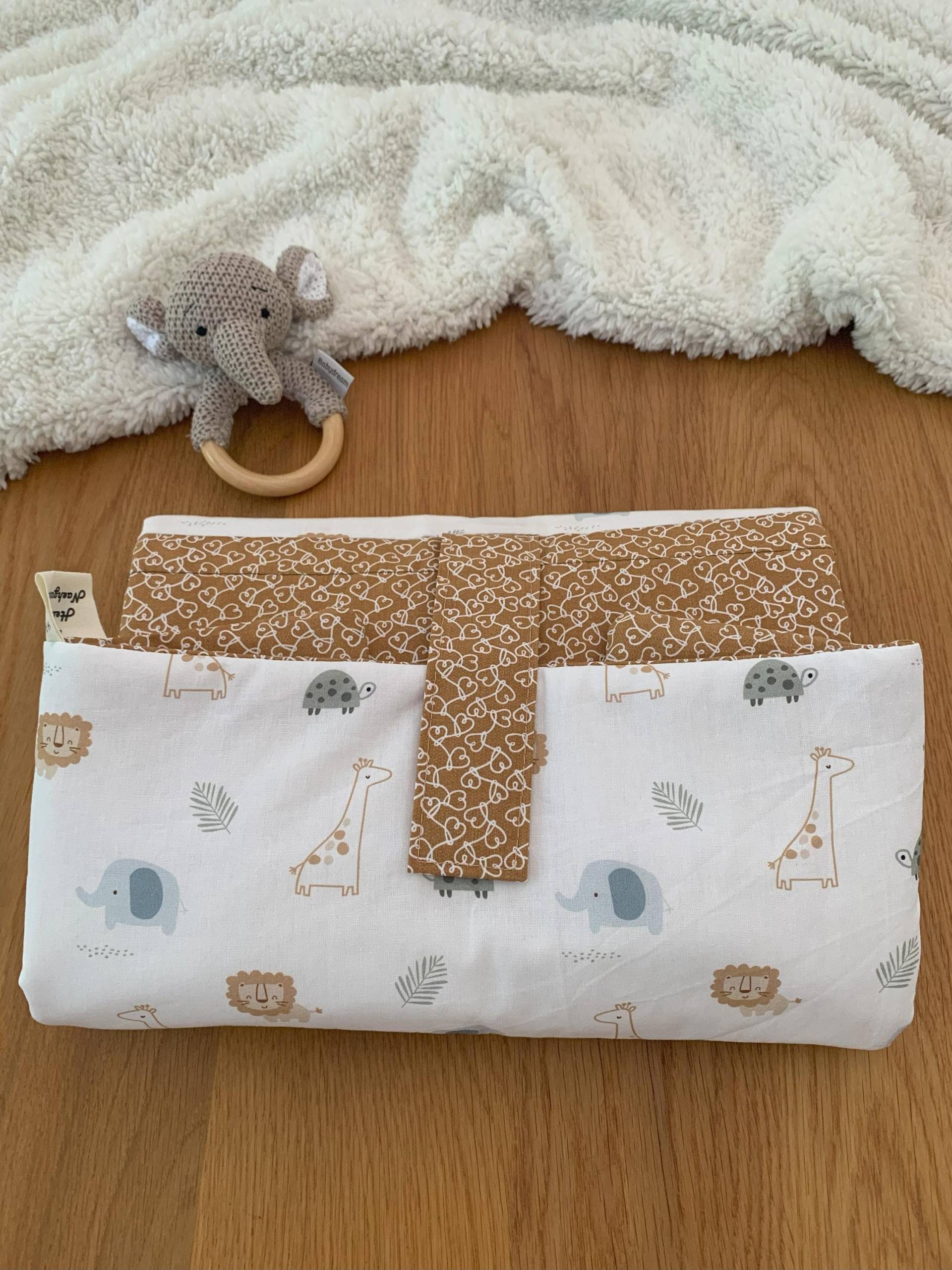 2In1 Wickelunterlage Wilma Für Unterwegs Mit Taschen Windeln, Feuchttücher Etc. Handgenäht 2In1 Wickelunterlage Wilma Für Unterwegs Mit Taschen Windeln, Feuchttücher Etc. Handgenäht von Etsy - HeidisNaehgarten