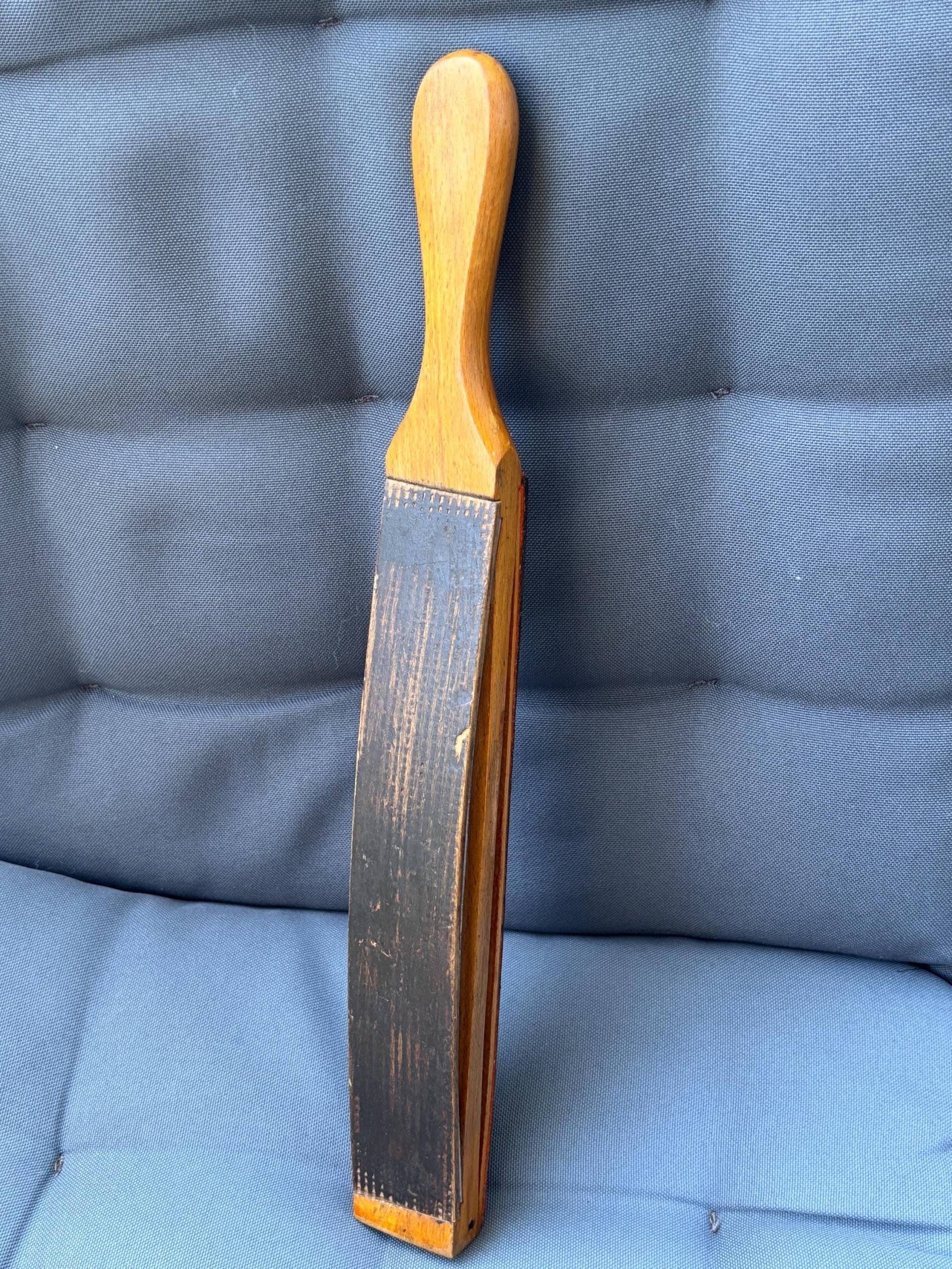Antiker Rasierriemen, Leder/Leinen, Holzkörper, Um 1900 , Rasiermesser-Gürtel, Rasierklingen Antiker Rasierriemen, Leder/Leinen, Holzkörper, Um 1900 , Rasiermesser-Gürtel, Rasierklingen von Etsy - HeinrichAntique