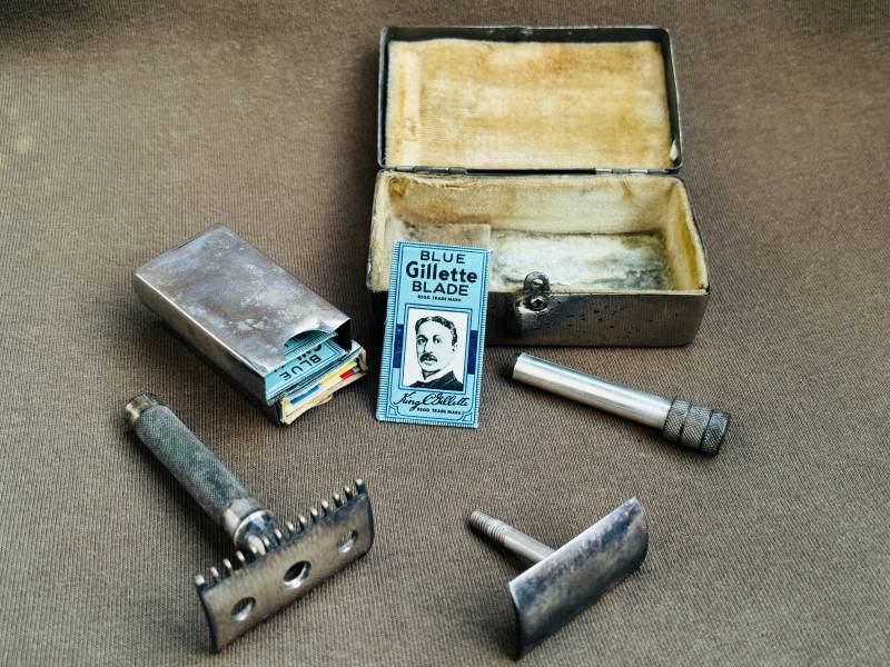 Ein Rasierset Mit Rasierhobel, Gillette Blue Blade-Klingen Und Etui, Hergestellt in Den Usa Im Jahr 1932 Ein Rasierset Mit Rasierhobel, Gillette Blue Blade-Klingen Und Etui, Hergestellt in Den Usa Im Jahr 1932 von Etsy - HeinrichAntique