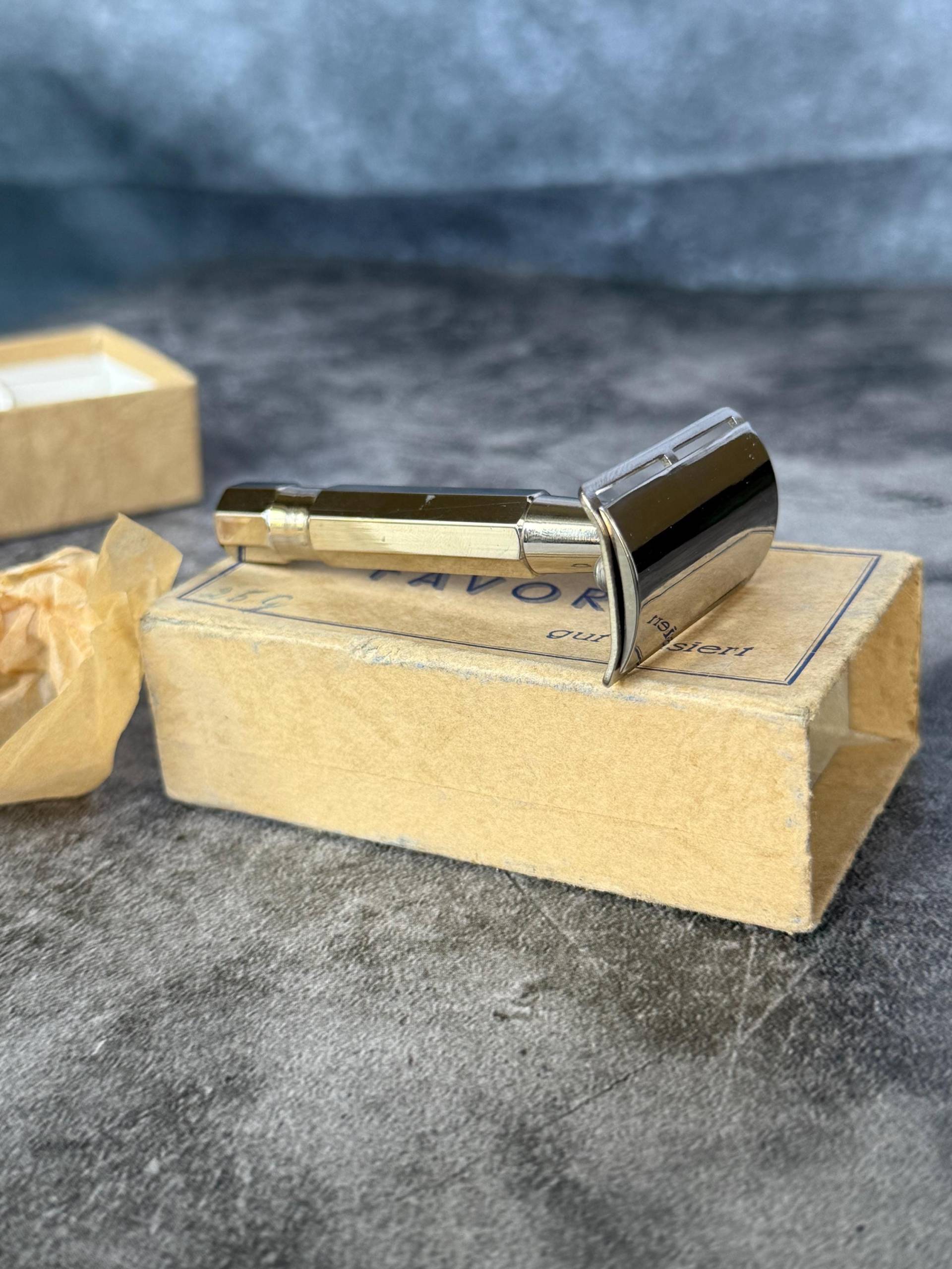 Vintage Schweizer Rasierhobel in Box. Sammlerstück Aus Der Zeit 1930Er-1950Er Jahre, Neu von Etsy - HeinrichAntique