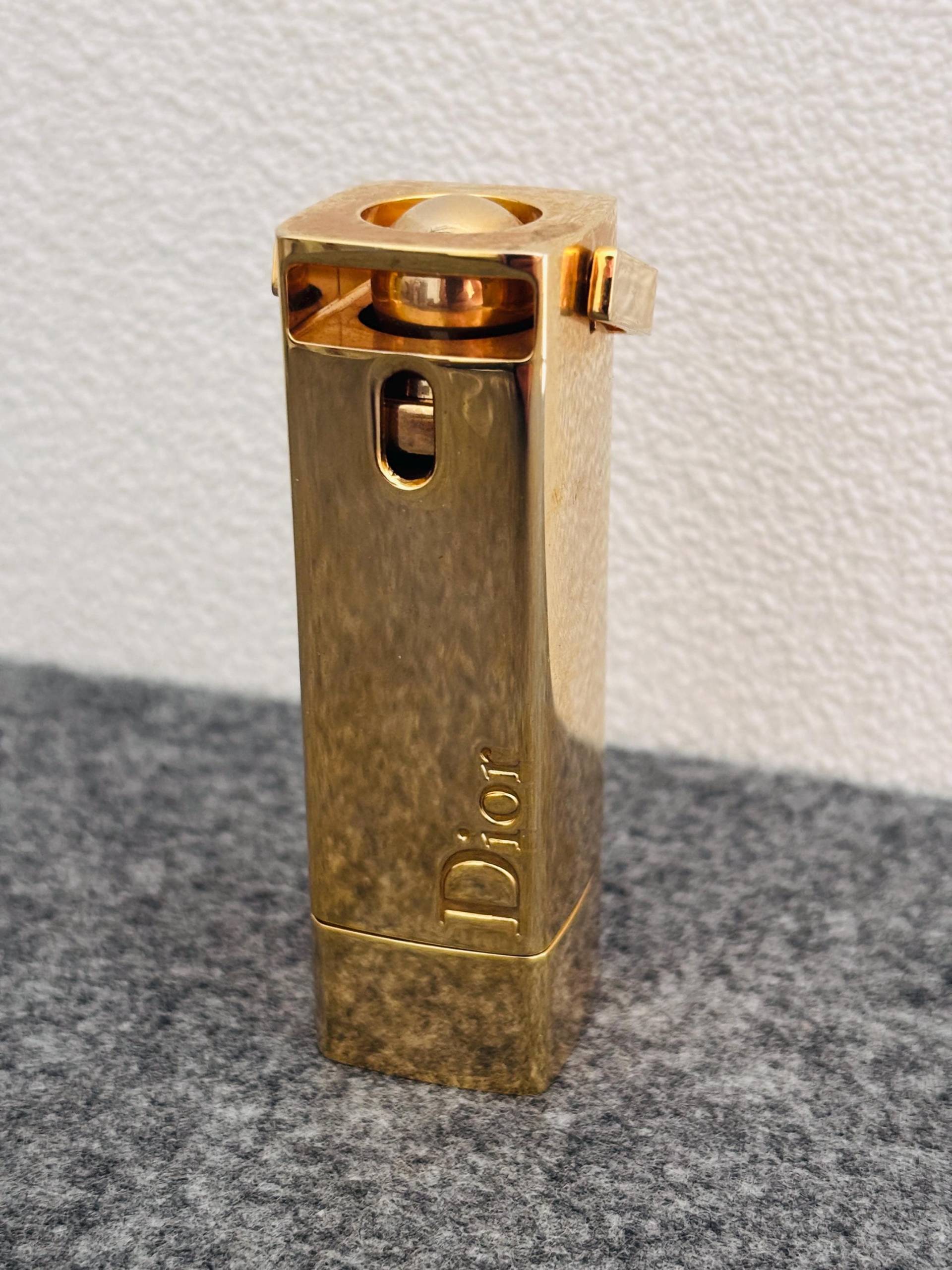 Wunderschöne Seltene Vintage Französisch Sammler Christian Dior Parfüm Tasche Aus Vergoldetem Metall Mit Logo 1980Er Jahre Wunderschöne Seltene Vintage Französisch Sammler Christian Dior Parfüm Tasche Aus Vergoldetem Metall Mit Logo 1980Er Jahre von Etsy - HeinrichAntique