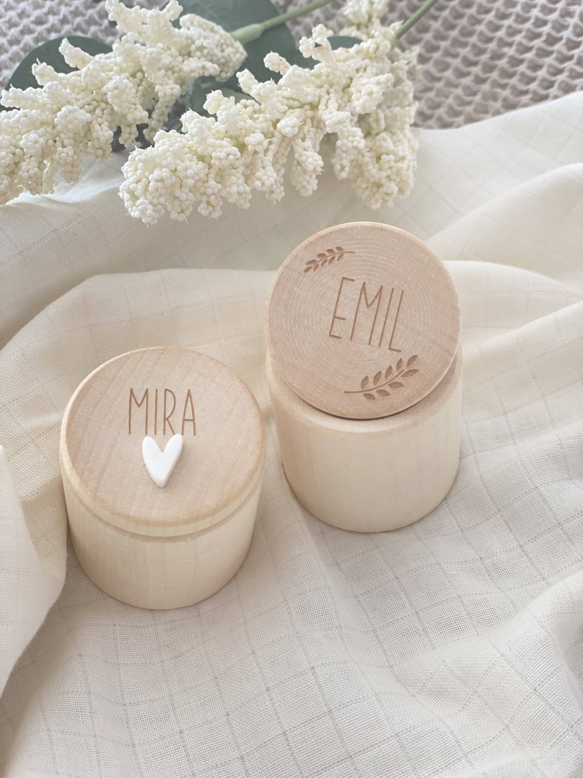 Milchzahndose Mit Namen | Personalisierte Dose Milchzähne Zahndose Erste Locke Aufbewahrungsdöschen Lockendose Herz Milchzahndose Mit Namen | Personalisierte Dose Milchzähne Zahndose Erste Locke Aufbewahrungsdöschen Lockendose Herz von Etsy - HerZauber