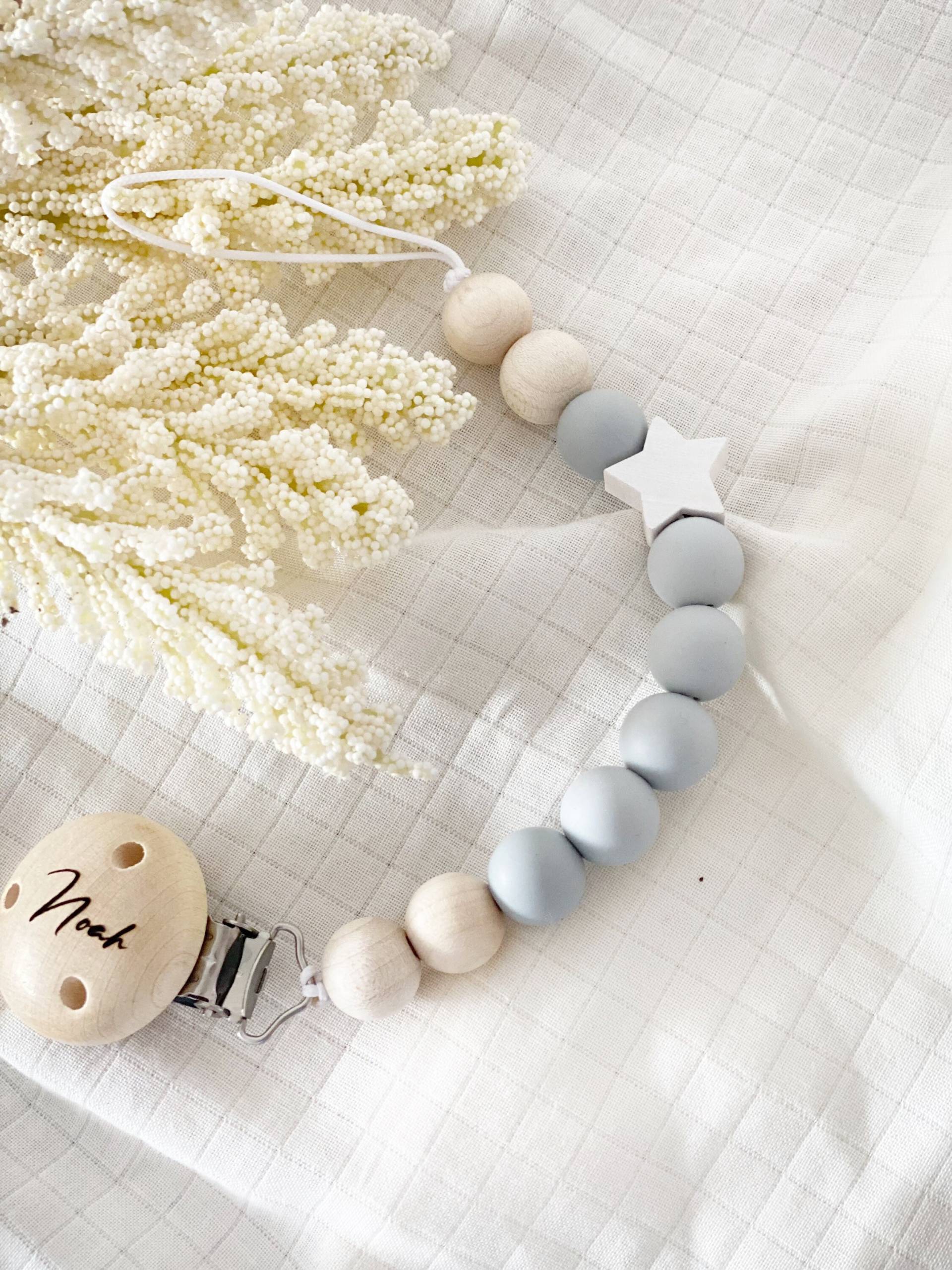Schnullerkette „Stern" Mit Namen Graviertem Clip | Personalisiert Mädchen Junge Schlicht Natur Grau Stern Schnullerkette „Stern" Mit Namen Graviertem Clip | Personalisiert Mädchen Junge Schlicht Natur Grau Stern von Etsy - HerZauber