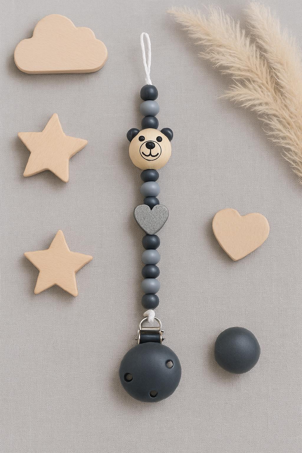 Handgemachte Schnullerkette Mit Bärenmotiv & Herzperle | Geschenk Zur Geburt Oder Taufe Holz Und Silikon Grau/Schwarz von Etsy - HerzPerleKreationen