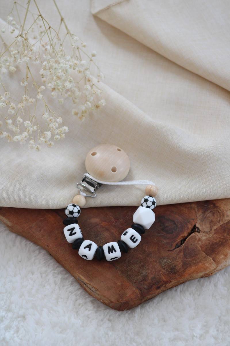 Personalisierte Schnullerkette Fußball von Etsy - HerzensbandlbyBenita