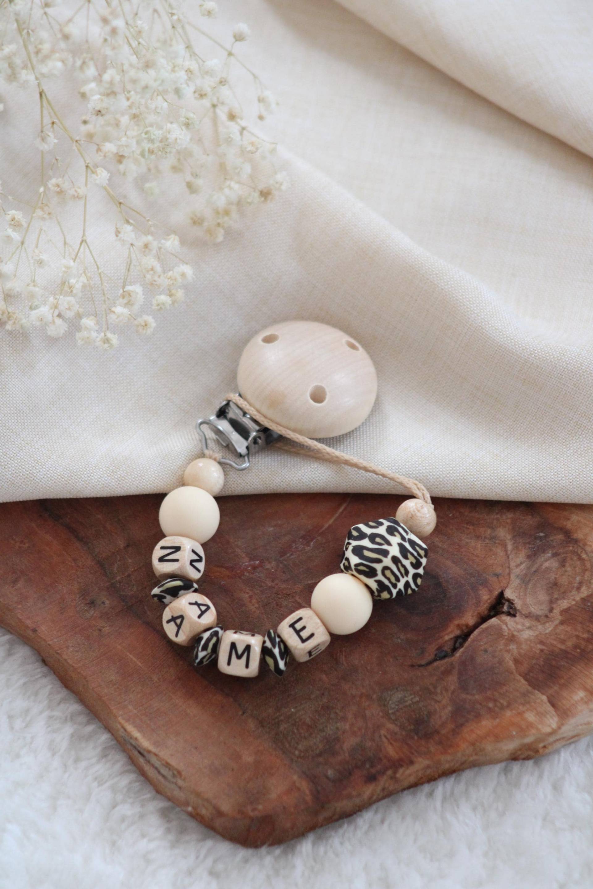 Personalisierte Schnullerkette Leopard Hexagon von Etsy - HerzensbandlbyBenita