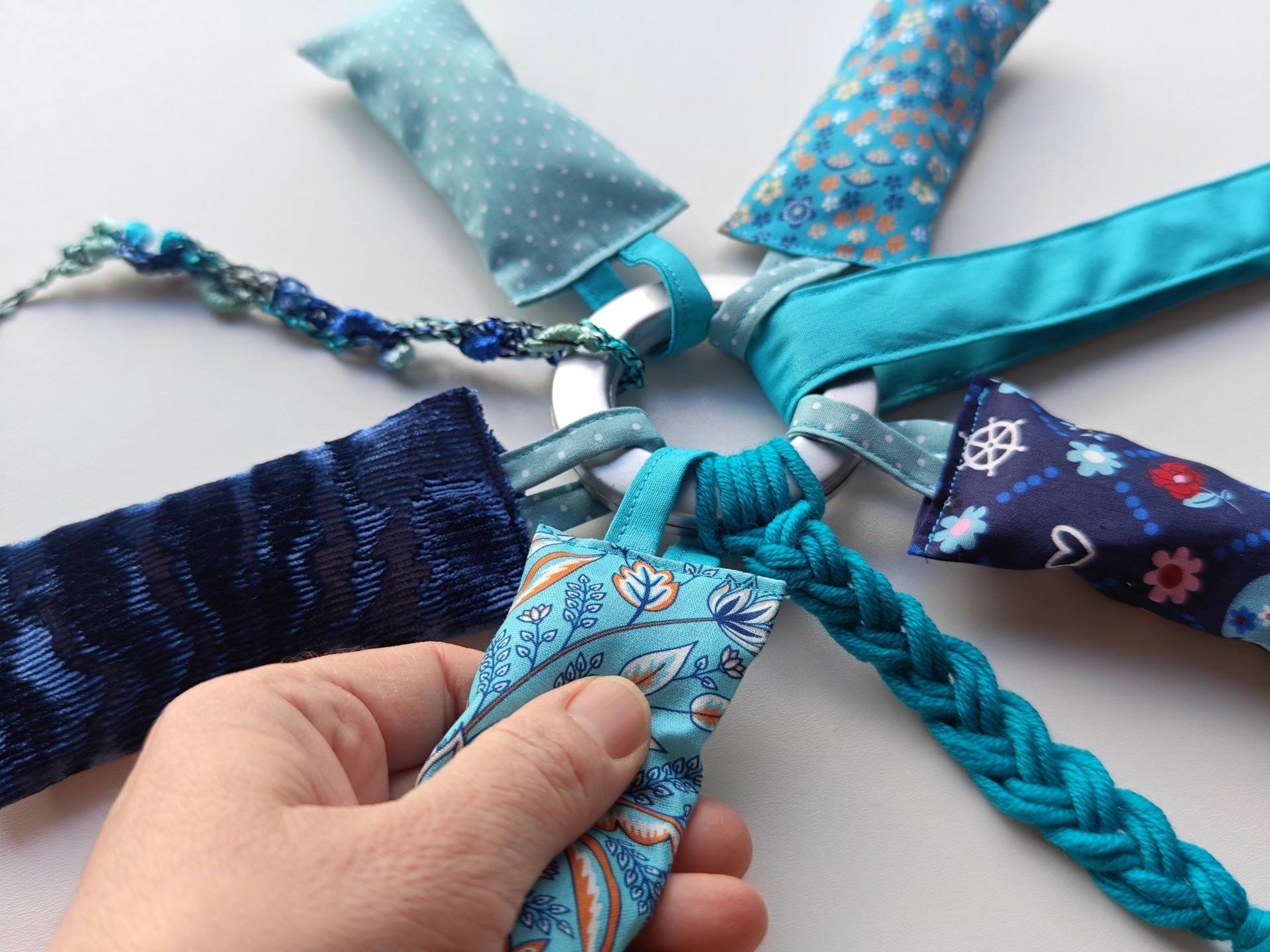 Nestelring Mit 5 Fühl-Säckchen Und Einem Clip Für Menschen Demenz, Personalisierbar Nestelring Mit 5 Fühl-Säckchen Und Einem Clip Für Menschen Demenz, Personalisierbar von Etsy - HerzenssacheDemenz