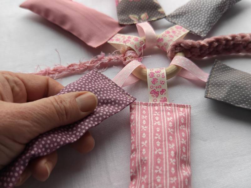 Nestelring Mit 6 Fühlsäckchen Für Menschen Demenz Nestelring Mit 6 Fühlsäckchen Für Menschen Demenz von Etsy - HerzenssacheDemenz