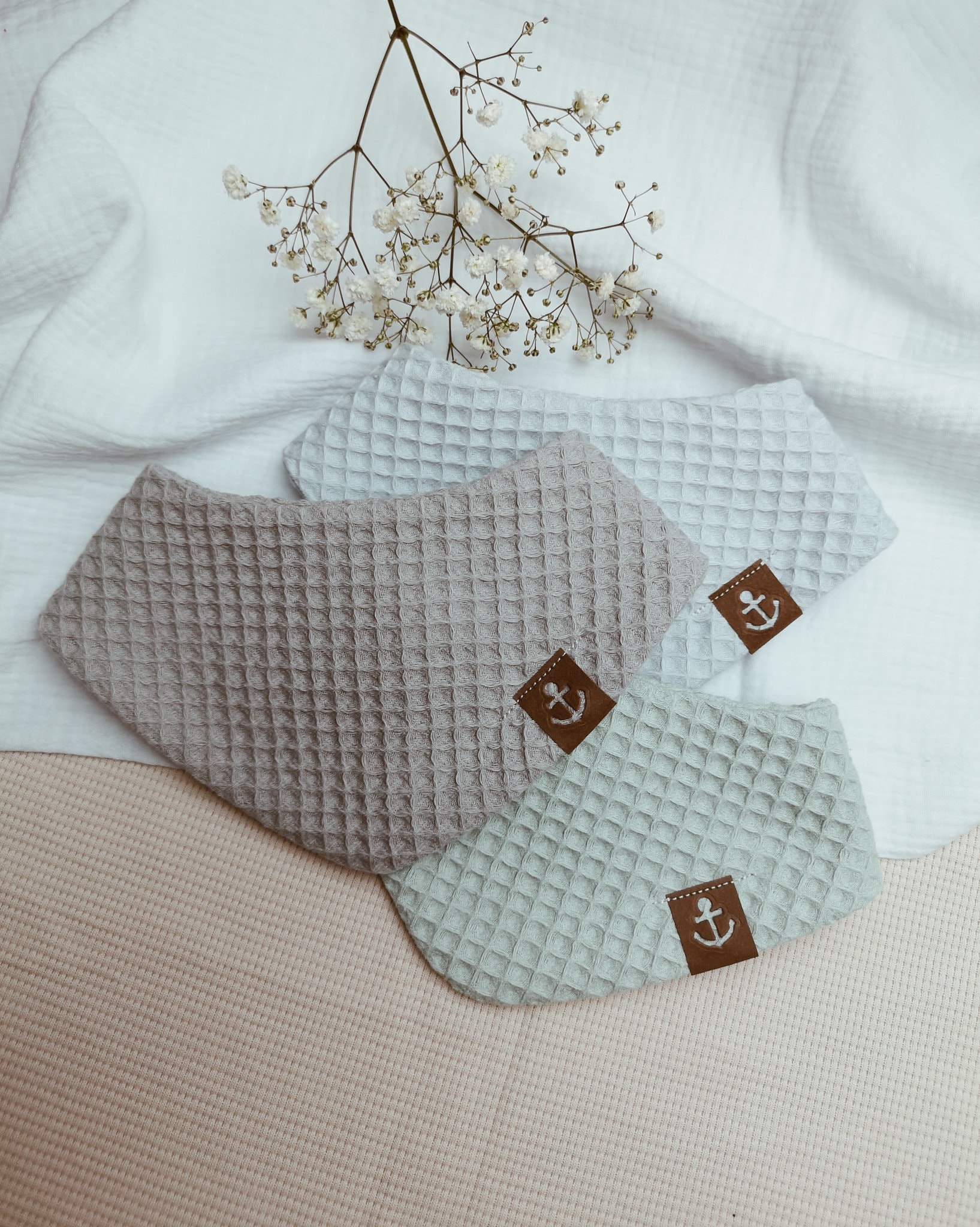 Dreieckstuch Halstuch Lätzchen Grau Junge Baby Waffelpique Anker Geschenk Taufe Geburt Baumwolle Babytuch Kleinkind Spucktuch Wendetuch von Etsy - Herzenszeug
