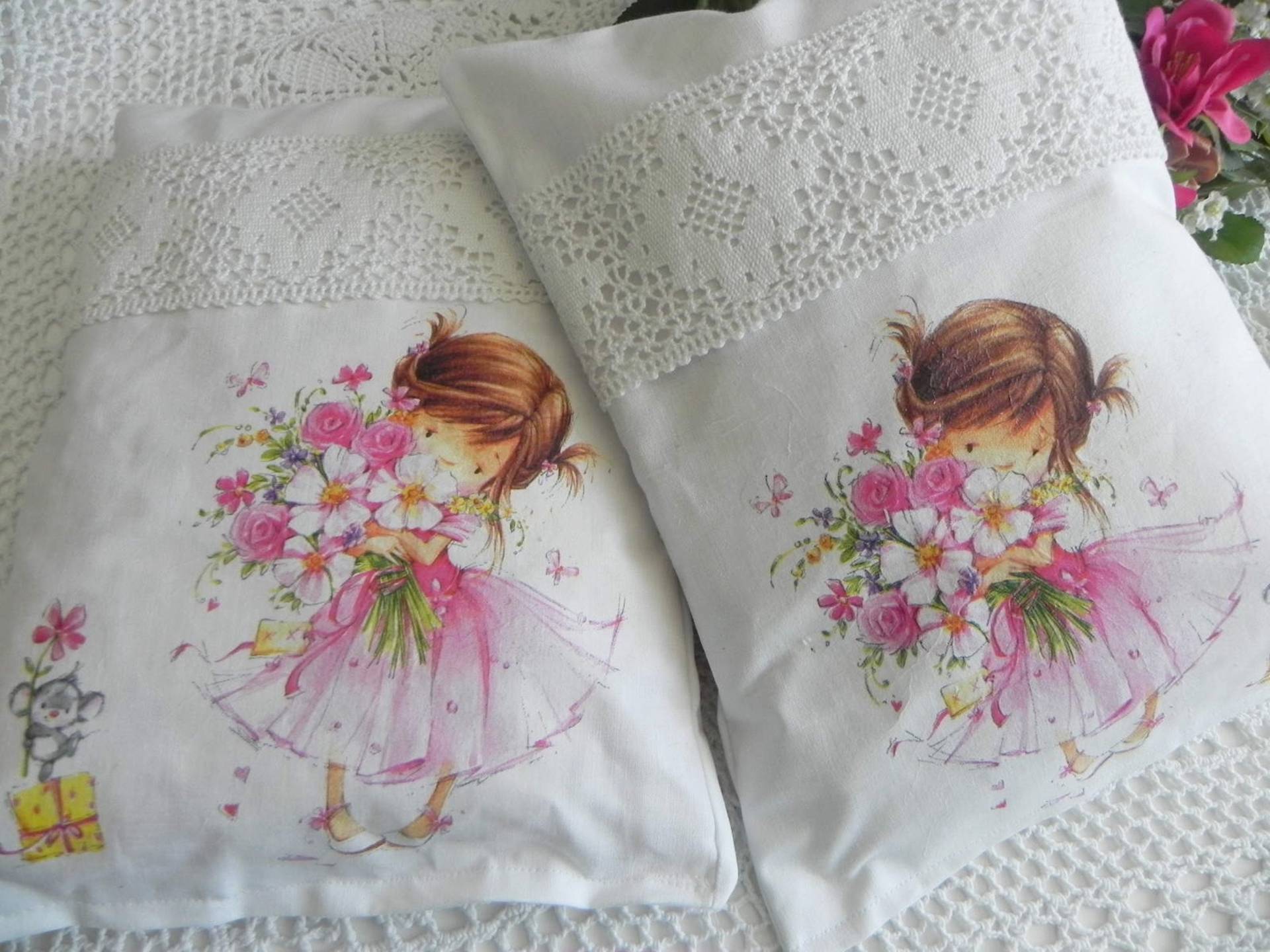 Bezauberndes Lavendelkissen Mädchen Mit Blumenstrauß Geschenke Idee von Etsy - Herzmensch01