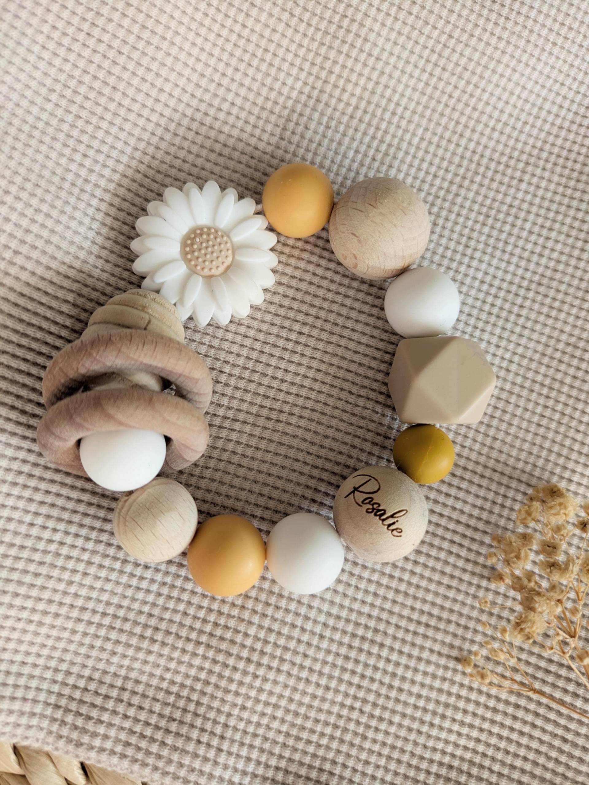 Greifling L Rassel Personalisiert Gänseblümchen Blume Weiß, Beige Und Gelb Geschenk Zur Babyparty, Geburt Taufe von Etsy - HerzstueckByDenise
