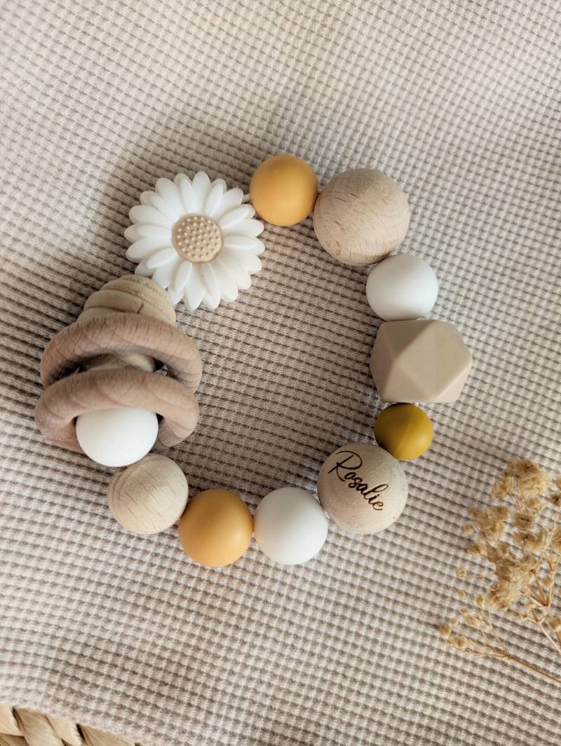 Greifling L Rassel Personalisiert Gänseblümchen Blume Weiß, Beige Und Gelb Geschenk Zur Babyparty, Geburt Taufe von Etsy - HerzstueckByDenise