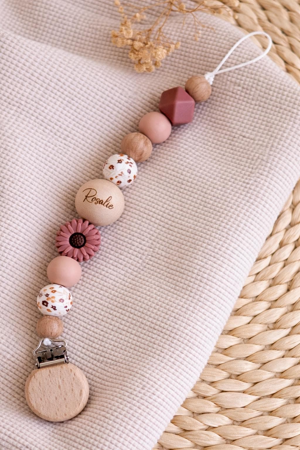 Schnullerkette Personalisiert L Gänseblümchen Blume Herbstblume Weiß, Beige Und Dunkel Ros Geschenk Zur Babyparty, Geburt Taufe von Etsy - HerzstueckByDenise