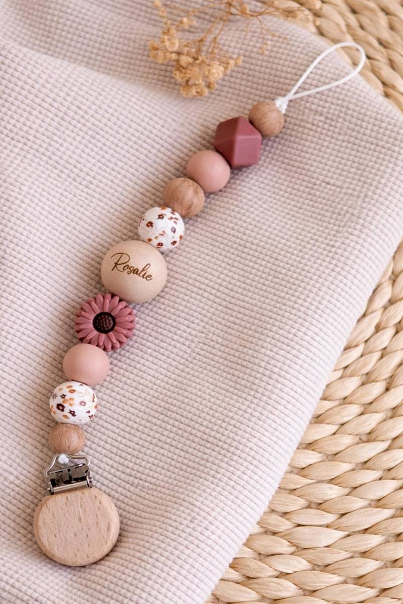 Schnullerkette Personalisiert L Gänseblümchen Blume Herbstblume Weiß, Beige Und Dunkel Ros Geschenk Zur Babyparty, Geburt Taufe von Etsy - HerzstueckByDenise