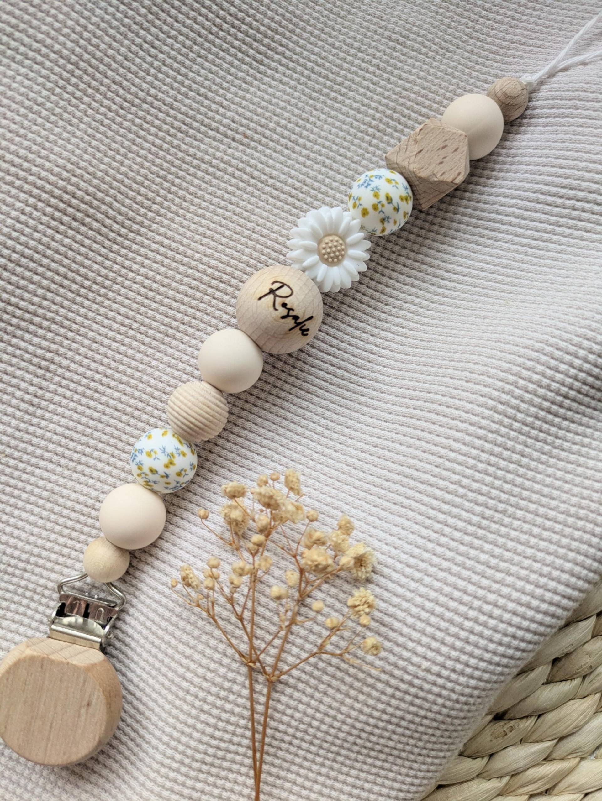Schnullerkette Personalisiert L Gänseblümchen Blume Regenbogen Weiß, Beige, Blau Und Gelb Geschenk Zur Babyparty, Geburt Taufe Schnullerkette Personalisiert L Gänseblümchen Blume Regenbogen Weiß, Beige, Blau Und Gelb Geschenk Zur Babyparty, Geburt Taufe von Etsy - HerzstueckByDenise