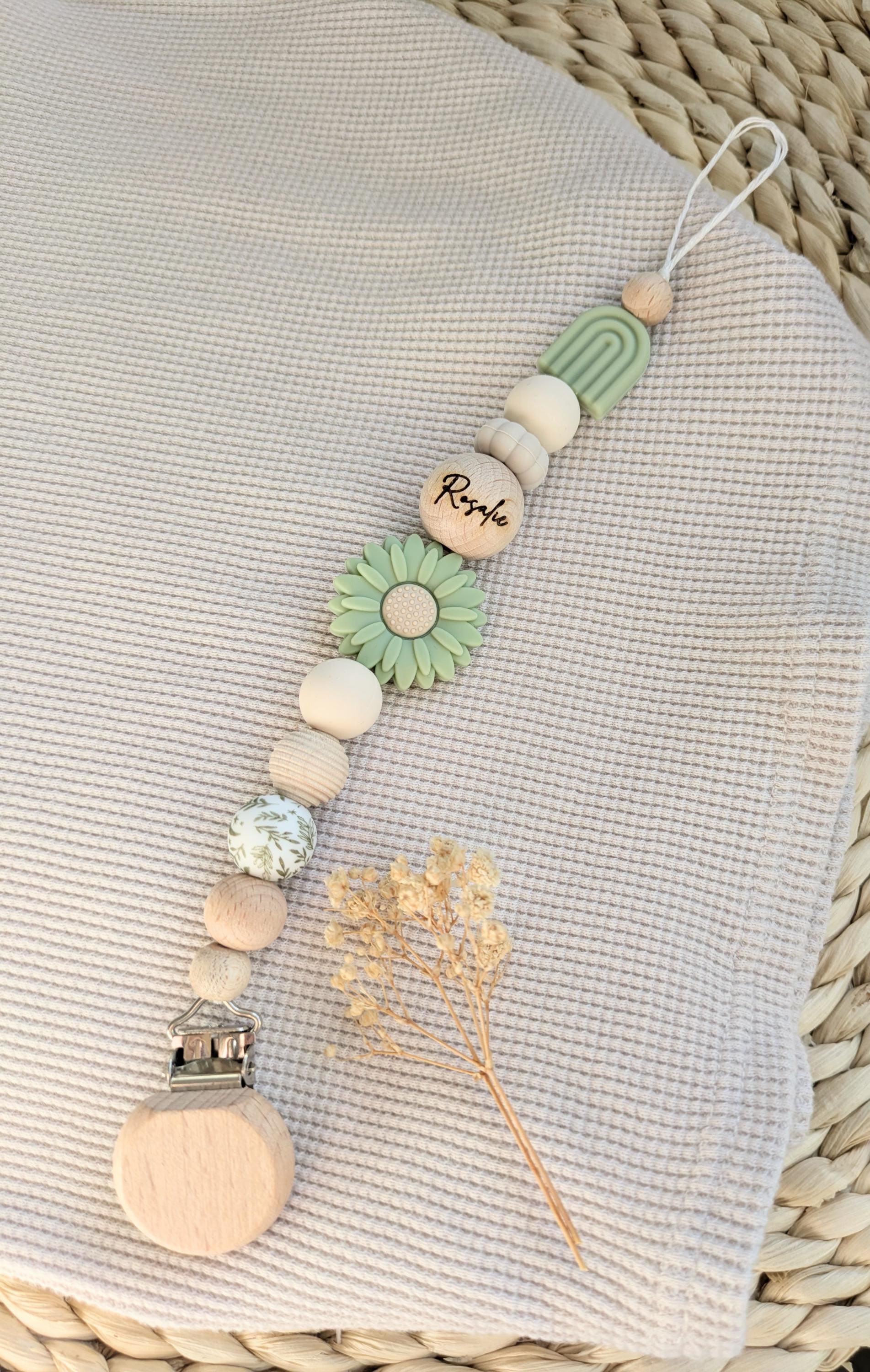 Schnullerkette Personalisiert L Gänseblümchen Blume Regenbogen Weiß, Beige Und Grün Geschenk Zur Babyparty, Geburt Taufe Schnullerkette Personalisiert L Gänseblümchen Blume Regenbogen Weiß, Beige Und Grün Geschenk Zur Babyparty, Geburt Taufe von Etsy - HerzstueckByDenise