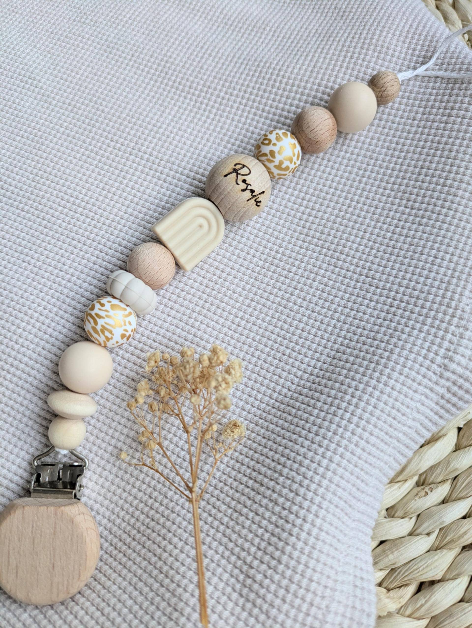 Schnullerkette Personalisiert L Leo Weiß, Beige Und Gold Geschenk Zur Babyparty, Geburt Taufe Schnullerkette Personalisiert L Leo Weiß, Beige Und Gold Geschenk Zur Babyparty, Geburt Taufe von Etsy - HerzstueckByDenise