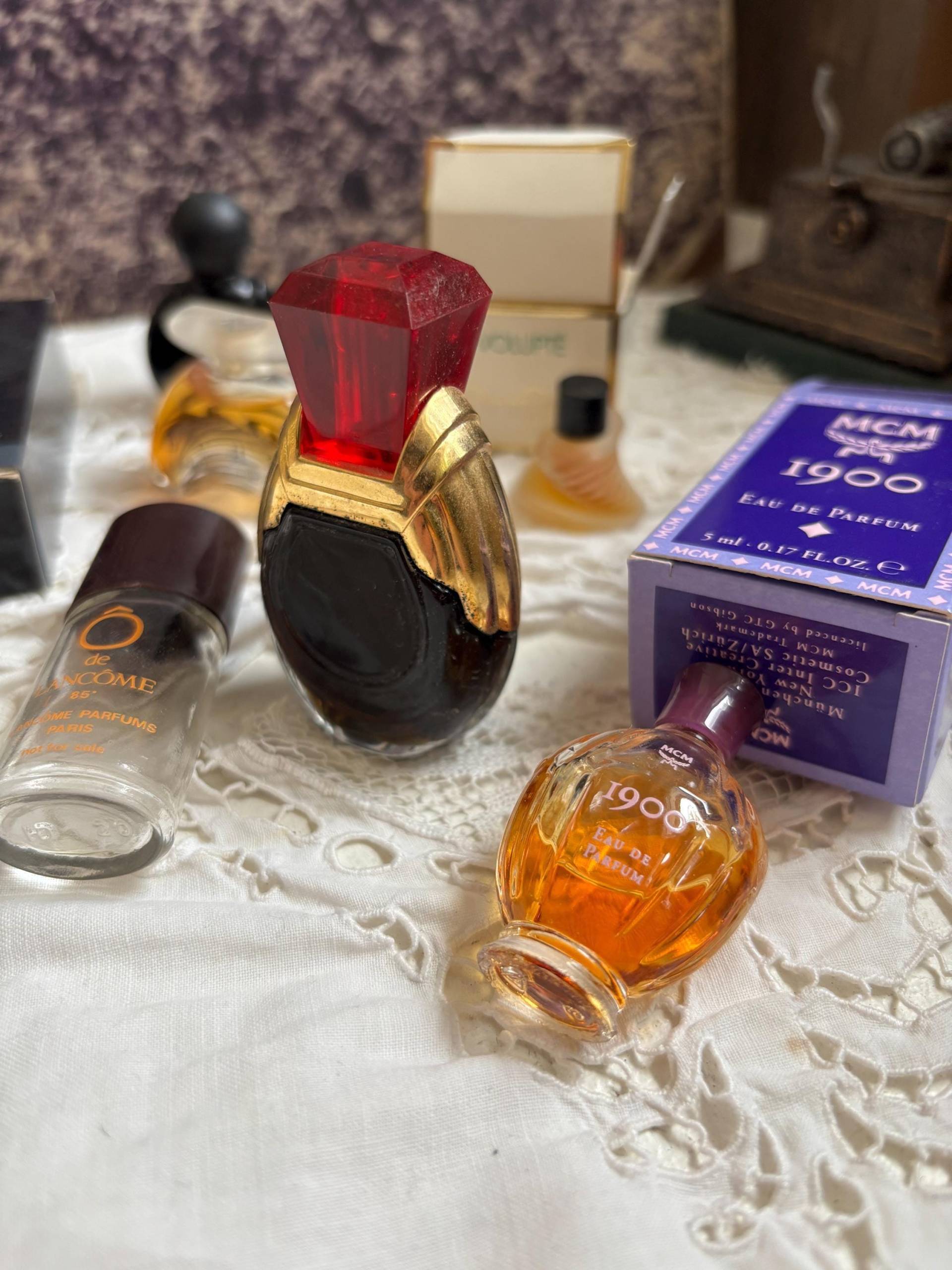 Set Parfüm Miniaturen Teils Noch Mit Kleiner Schachtel Set Parfüm Miniaturen Teils Noch Mit Kleiner Schachtel von Etsy - HexenbesenShop