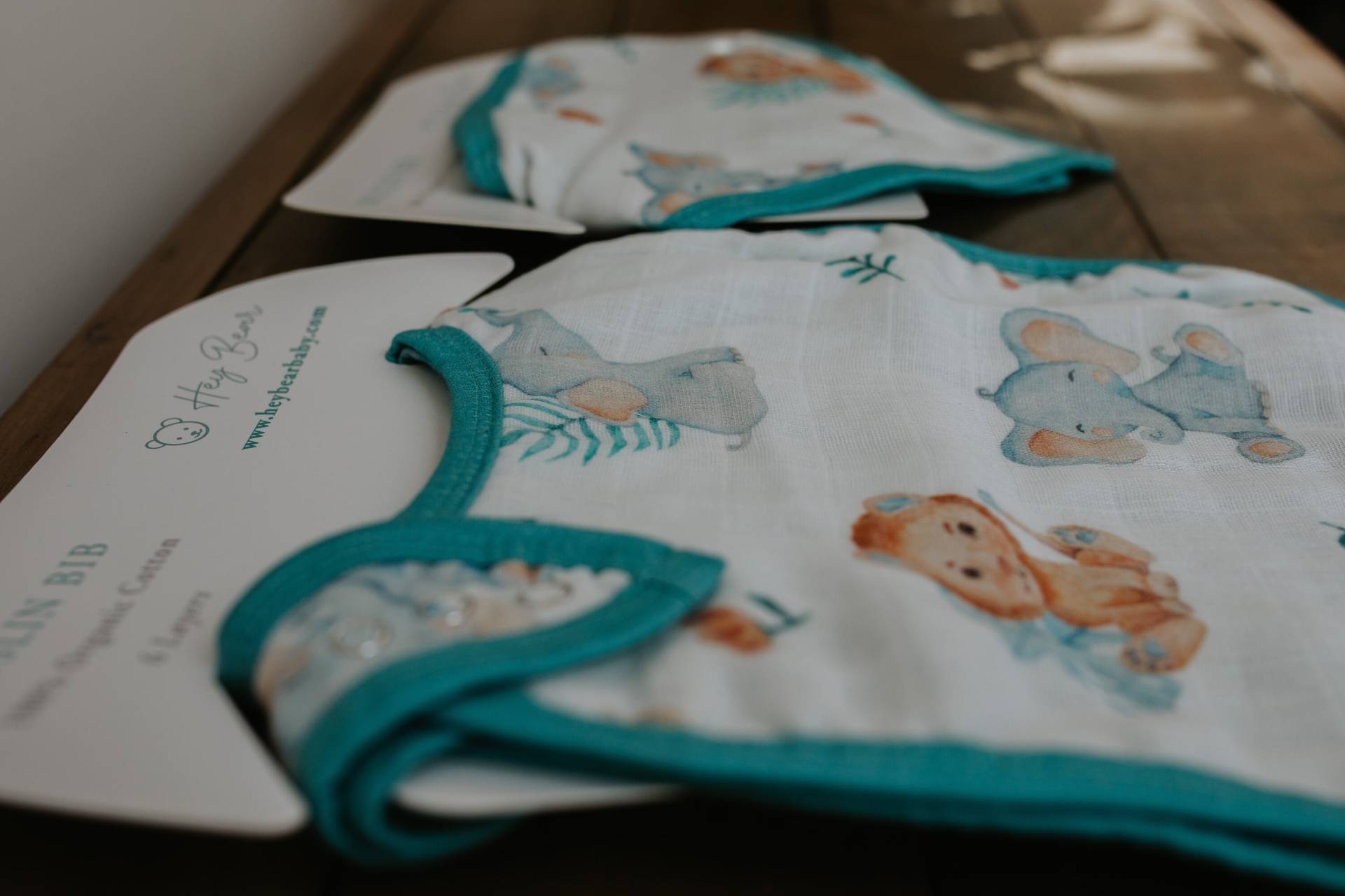 Rüssel & Tails Bib | Futterib Großes Verstellbare Safari Print Musselin Bio-Baumwolle Baby Geschenke Shower Geschenk Rüssel & Tails Bib | Futterib Großes Verstellbare Safari Print Musselin Bio-Baumwolle Baby Geschenke Shower Geschenk von Etsy - HeybearbabyGB
