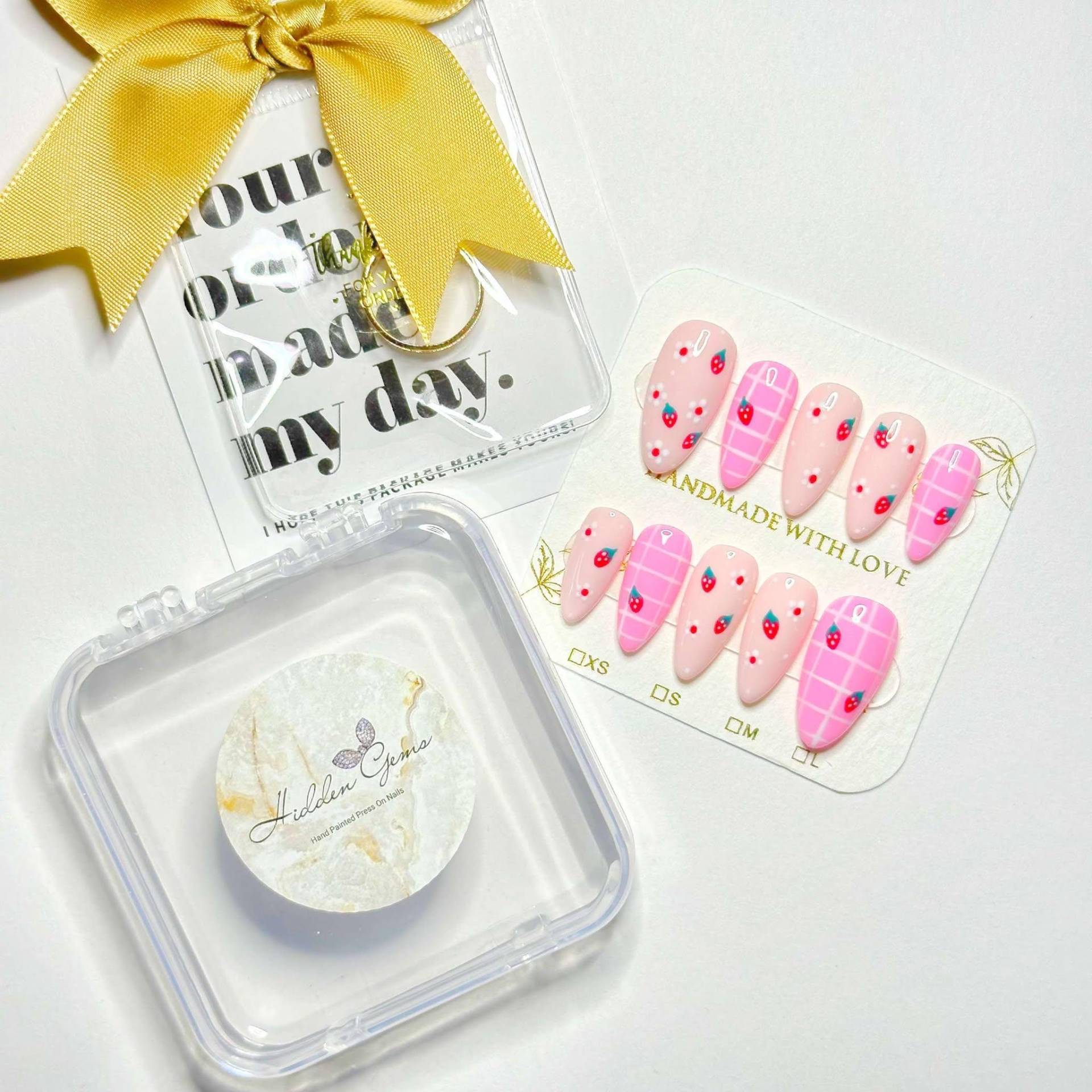 Glänzendes Karo & Erdbeeren Drücken Sie Auf Die Nägel | Falsche Luxus Bestseller Bester Nagel-Shop Trending Glänzendes Karo & Erdbeeren Drücken Sie Auf Die Nägel | Falsche Luxus Bestseller Bester Nagel-Shop Trending von Etsy - HiddenGemsNailShop