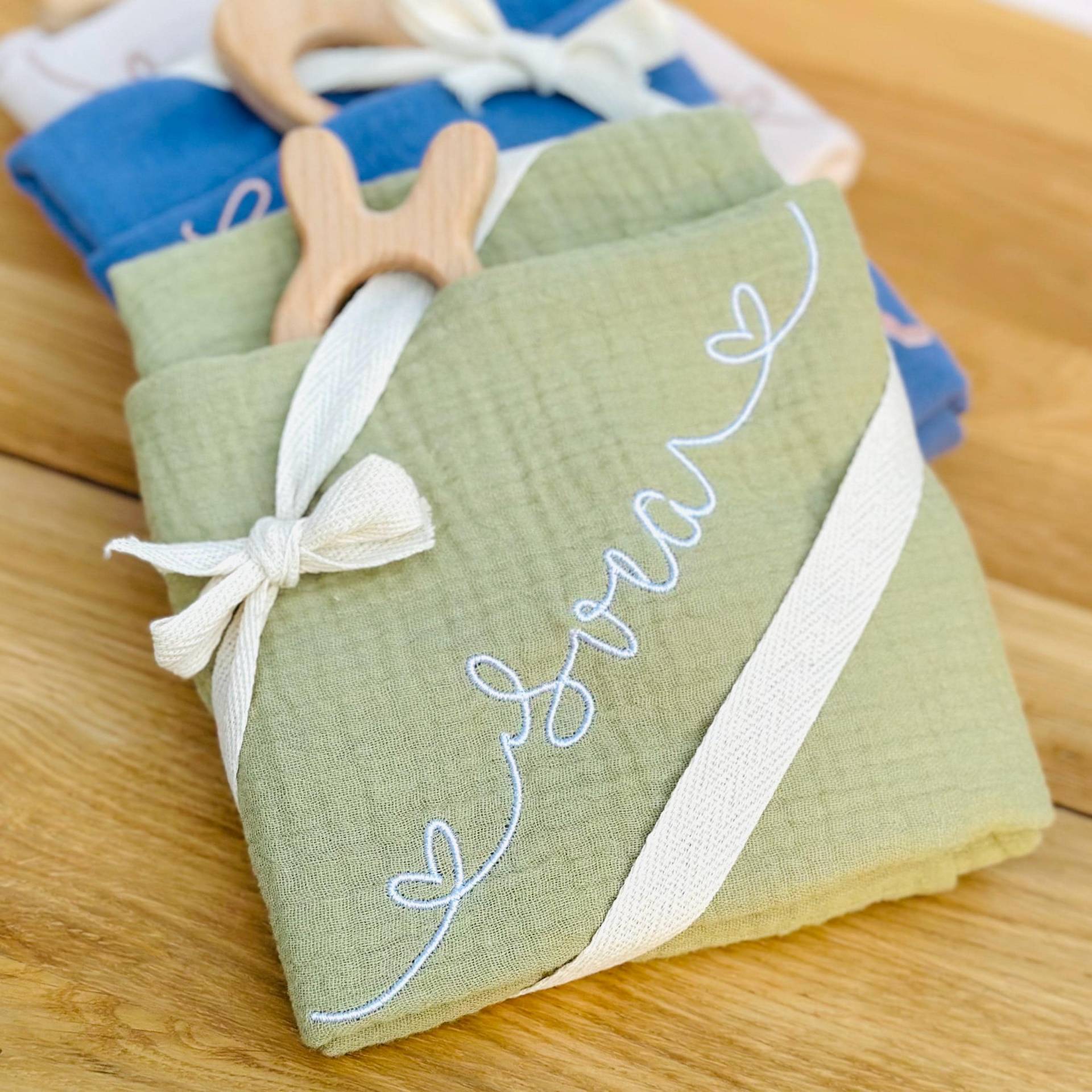 Bio-Spucktuch Mit Namen Personalisiert Greifling - Weiches Musselin Aus Biobaumwolle | Mulltuch, Stillschal, Geschenk Zur Geburt & Taufe Bio-Spucktuch Mit Namen Personalisiert Greifling - Weiches Musselin Aus Biobaumwolle | Mulltuch, Stillschal, Geschenk Zur Geburt & Taufe von Etsy - Hirschgarten