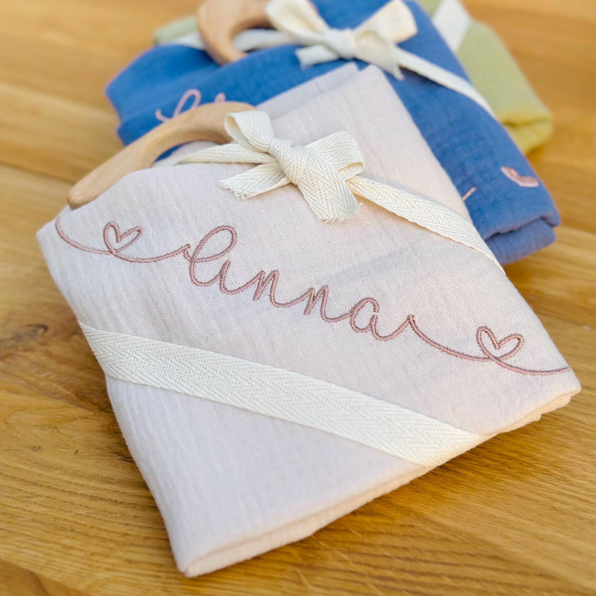 Bio-Spucktuch Mit Namen Personalisiert Greifling - Weiches Musselin Aus Biobaumwolle | Mulltuch, Stillschal, Geschenk Zur Geburt & Taufe Bio-Spucktuch Mit Namen Personalisiert Greifling - Weiches Musselin Aus Biobaumwolle | Mulltuch, Stillschal, Geschenk Zur Geburt & Taufe von Etsy - Hirschgarten