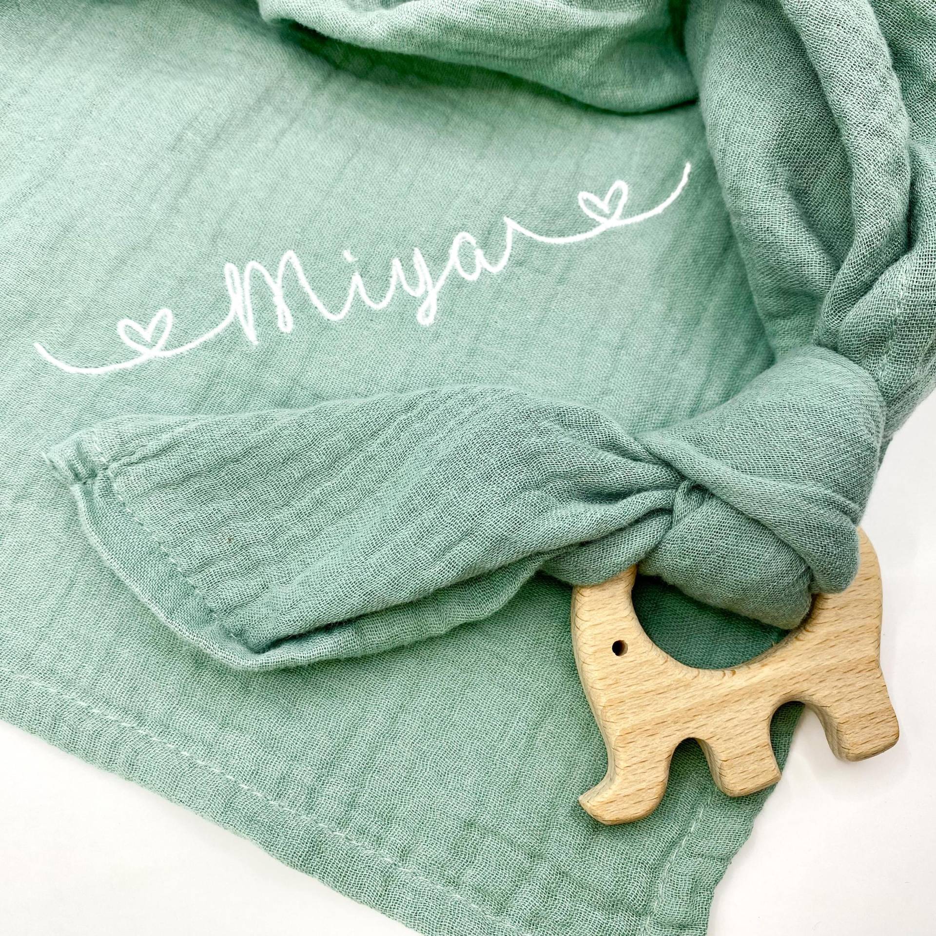 Spucktuch Mit Namen Personalisiert Holzgreifling - Musselintuch Aus 100 % Baumwolle | Mulltuch, Stillschal, Geschenk Zur Geburt & Taufe Spucktuch Mit Namen Personalisiert Holzgreifling - Musselintuch Aus 100 % Baumwolle | Mulltuch, Stillschal, Geschenk Zur Geburt & Taufe von Etsy - Hirschgarten
