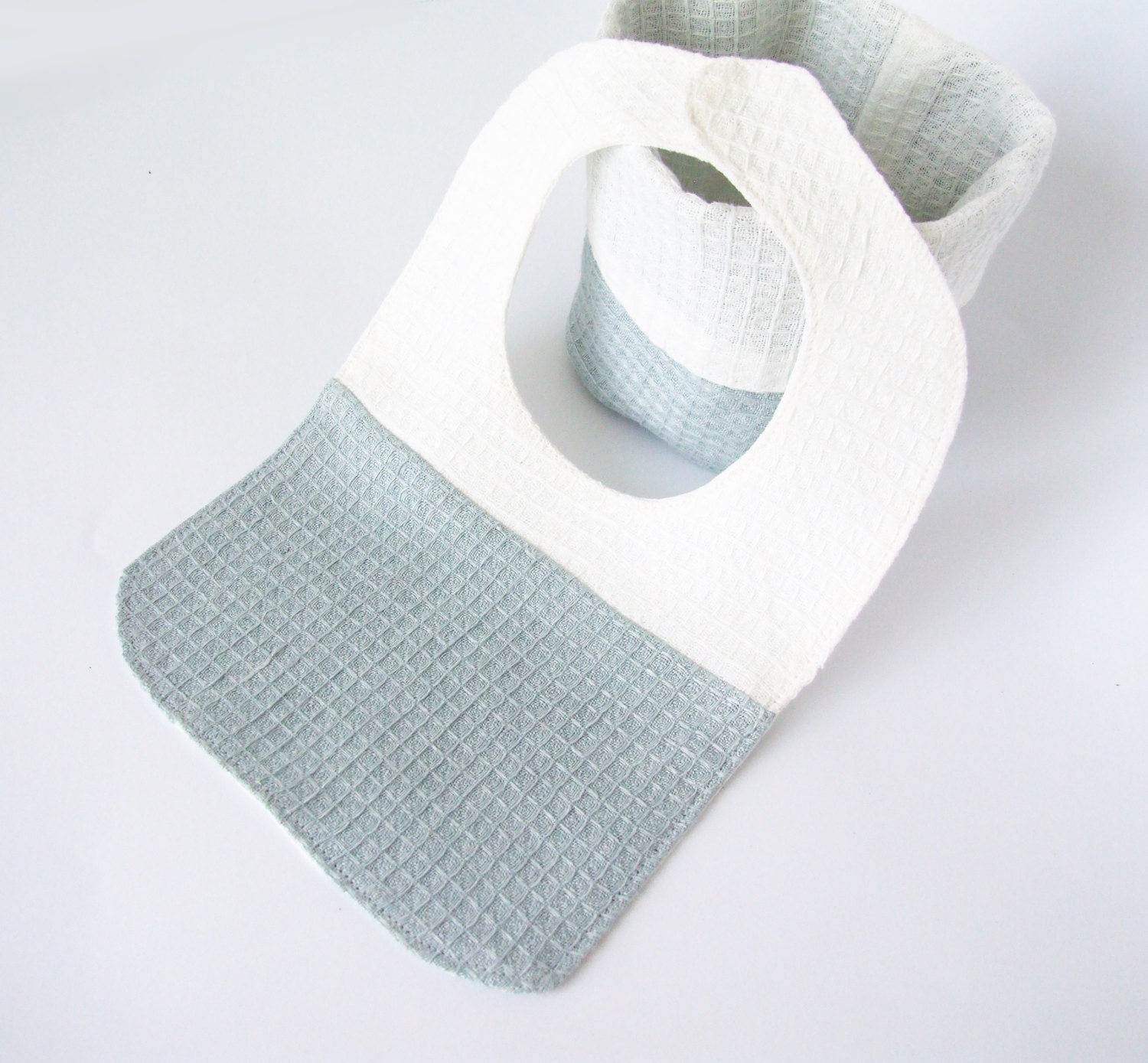 Babylätzchen - Natürliches Waffelleinen Blau-Weißes Lätzchen von Etsy - HomelyHomeDecor