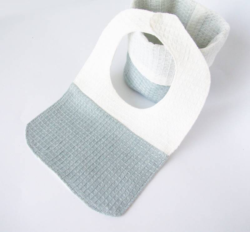 Babylätzchen - Natürliches Waffelleinen Blau-Weißes Lätzchen von Etsy - HomelyHomeDecor