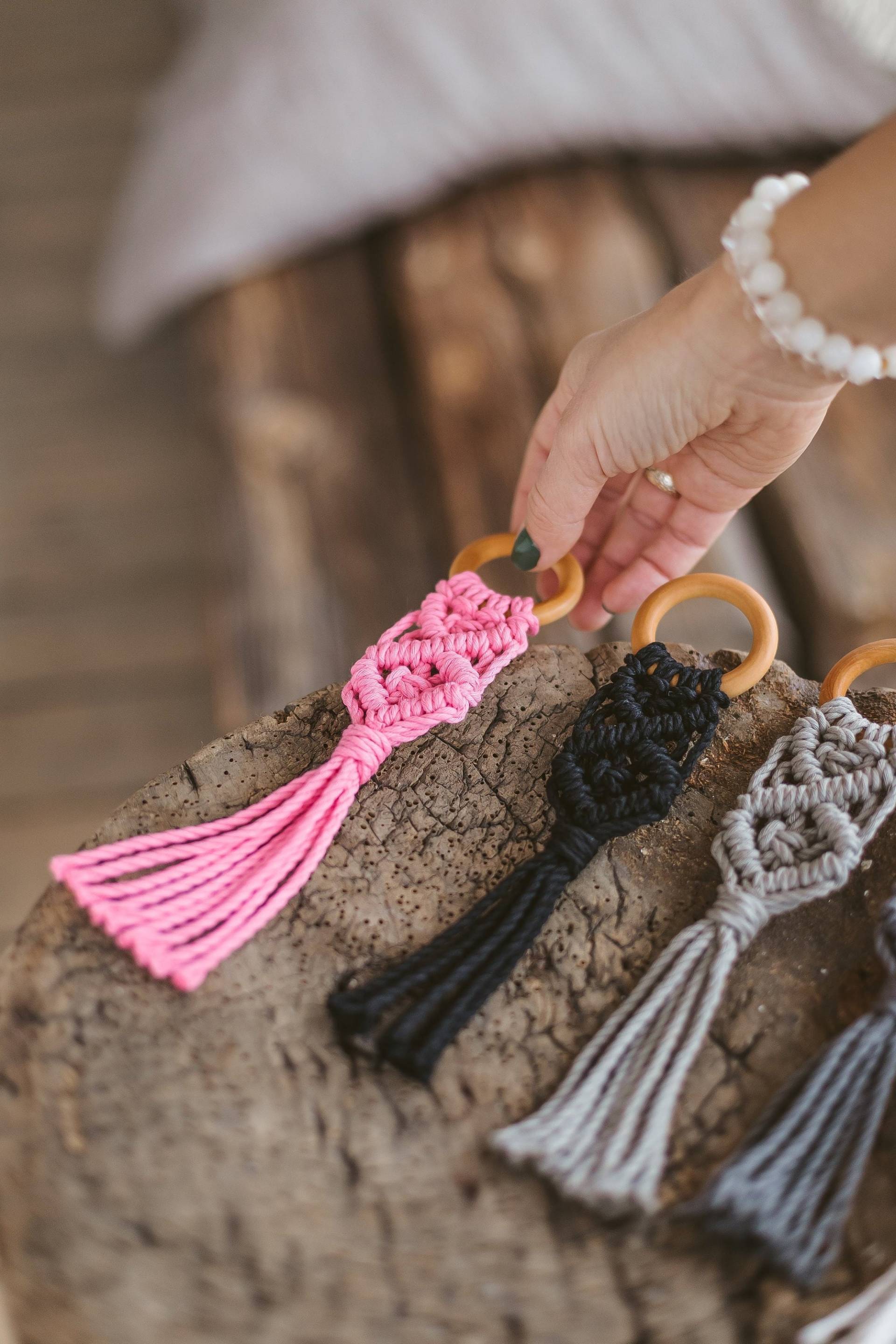 Makramee-Baby-Beißring Mit Natürlichem Holzring Makramee-Baby-Beißring Mit Natürlichem Holzring von Etsy - HomeofDunes