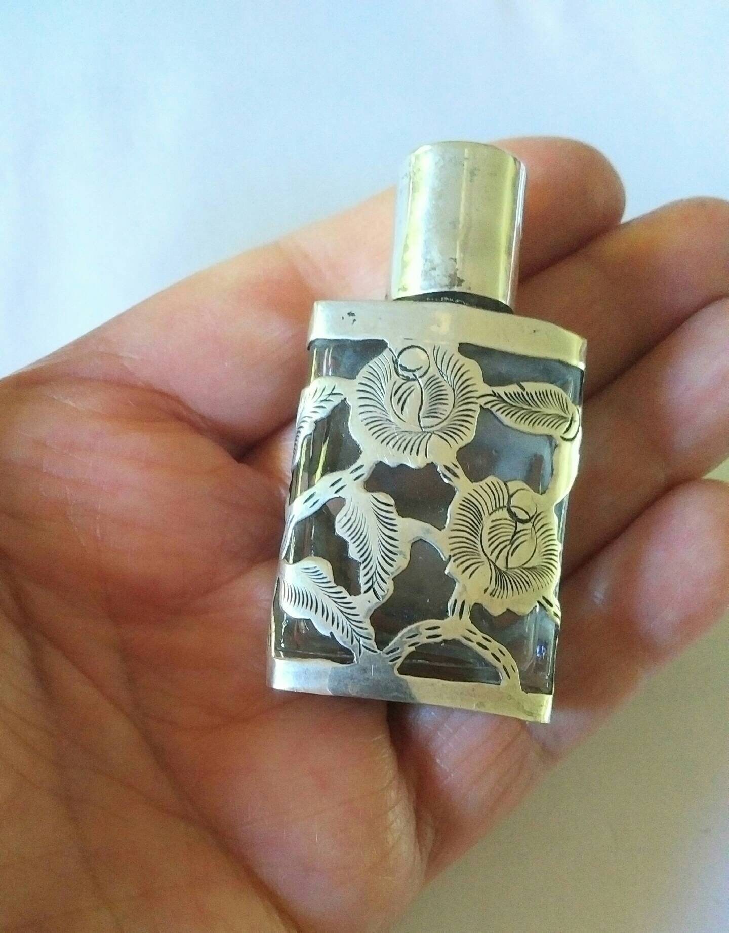 Vintage Miniatur Silber Overlay Parfüm Flasche Vintage Miniatur Silber Overlay Parfüm Flasche von Etsy - HousefulOfVintage