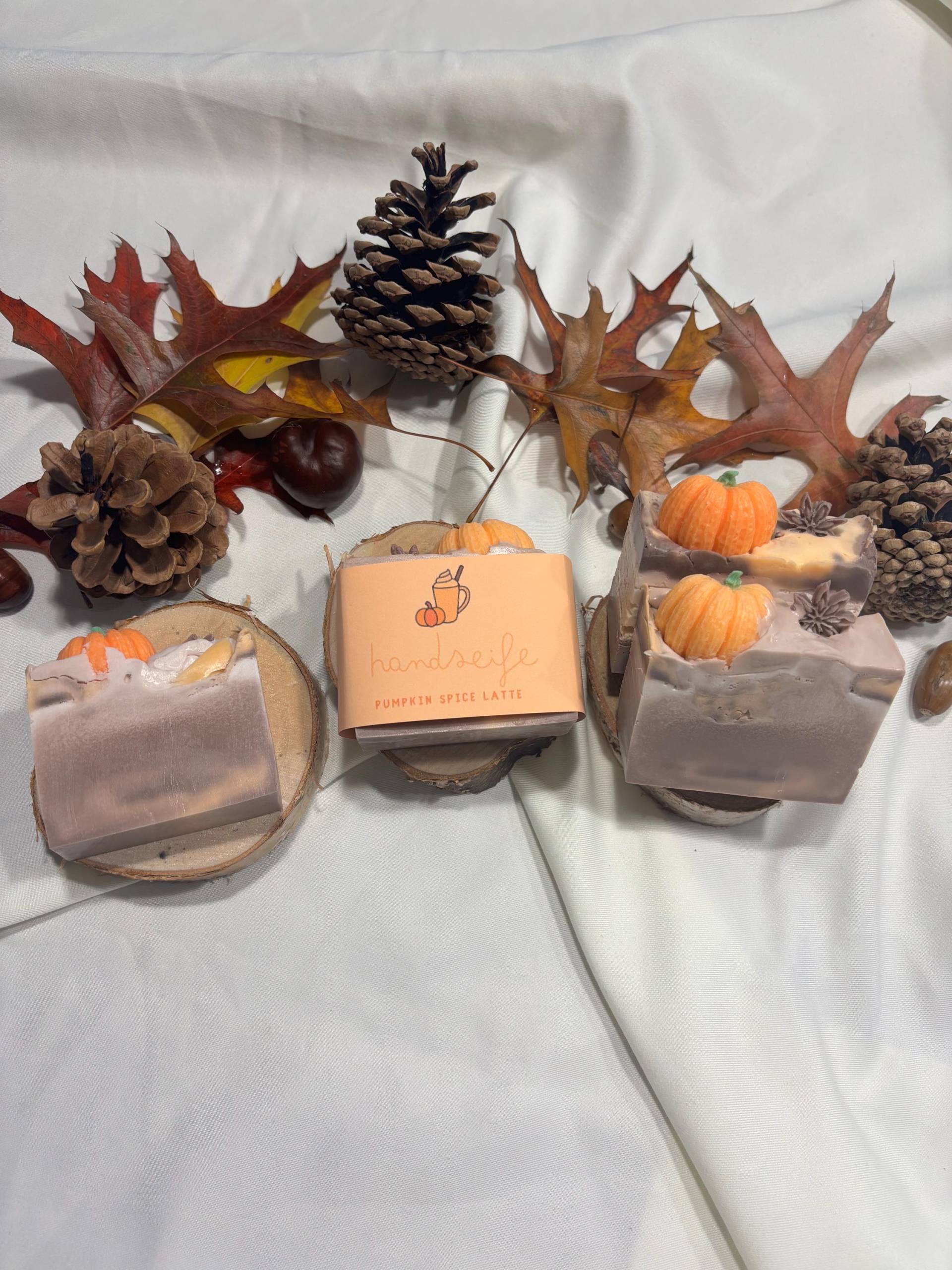 Handgemachte Seife - Ohne Palmöl Handseife Geschenk Handgemachtes Seifenstück Gastgeschenk Hochzeit Nachhaltig Herbst Halloween von Etsy - Houseofpotterydesign