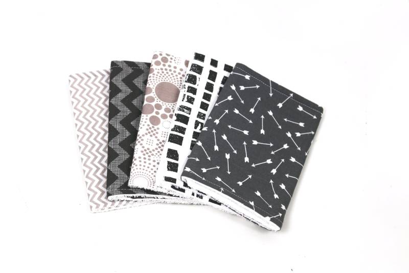 Neu Einfarbig Graues Set Aus Fünf | 5 Spucktüchern - Grautöne Und Weiß 100% Baumwolle Mit Frottee Baby Geschenk von Etsy - HugmeSew