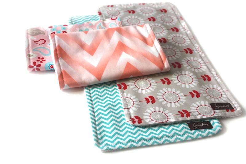 Set Aus Vier | 4 Spucktüchern - Bereit Zum Versand Pfirsichrosa Und Aqua Floral Chevron von Etsy - HugmeSew