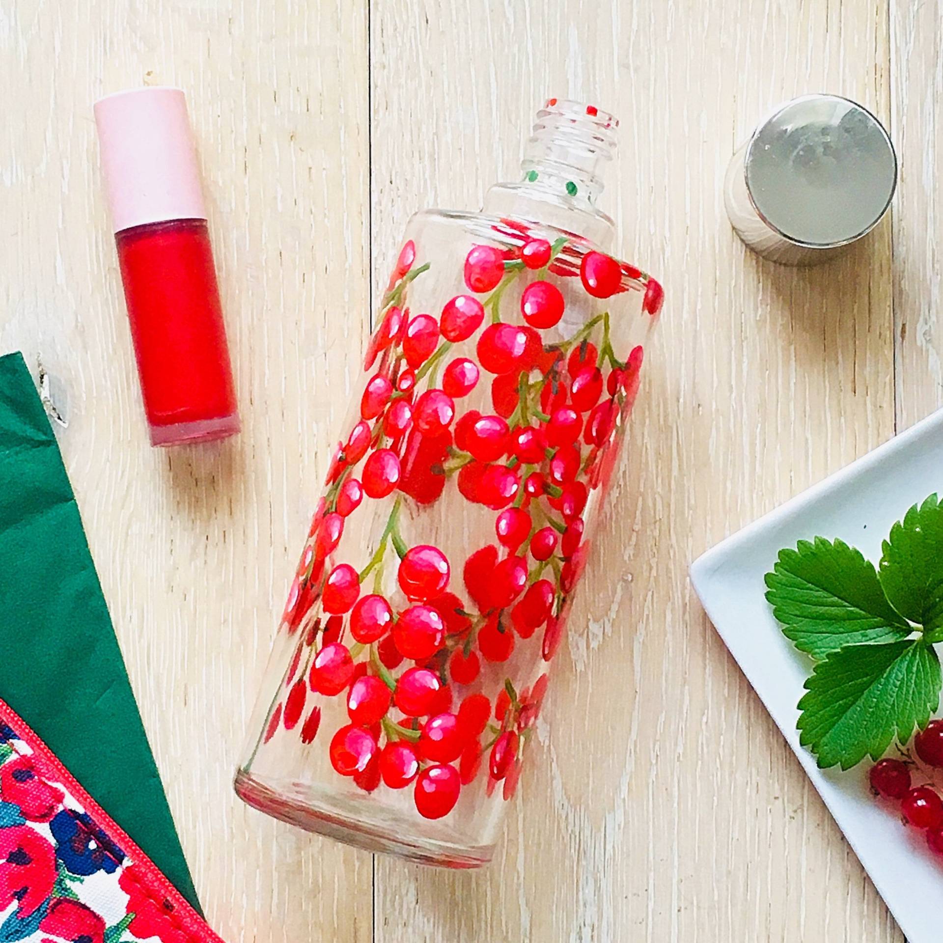 Handbemalt - Linie Rote Früchte Glasflasche "Upcycled" Einzelstück Johannisbeermotiv/Kosmetikgebrauch Null Abfall Ökologisch Verantwortlich von Etsy - IDcreationsParis