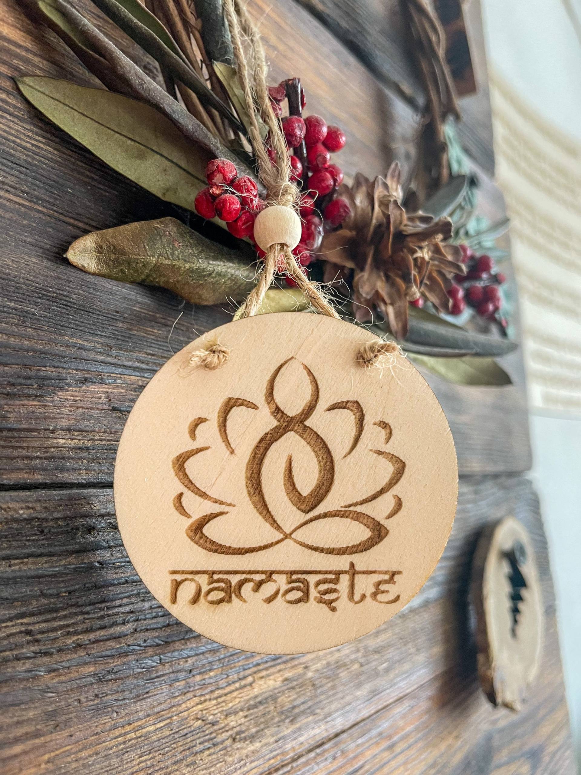 Yoga Geschenk Anhänger, Personalisierte Geschenke Schüler, Mitbringsel Für Praktizierende, Runde Anhänger Aus Holz Liebhaber Yoga Geschenk Anhänger, Personalisierte Geschenke Schüler, Mitbringsel Für Praktizierende, Runde Anhänger Aus Holz Liebhaber von Etsy - ITsmellsLikeWood
