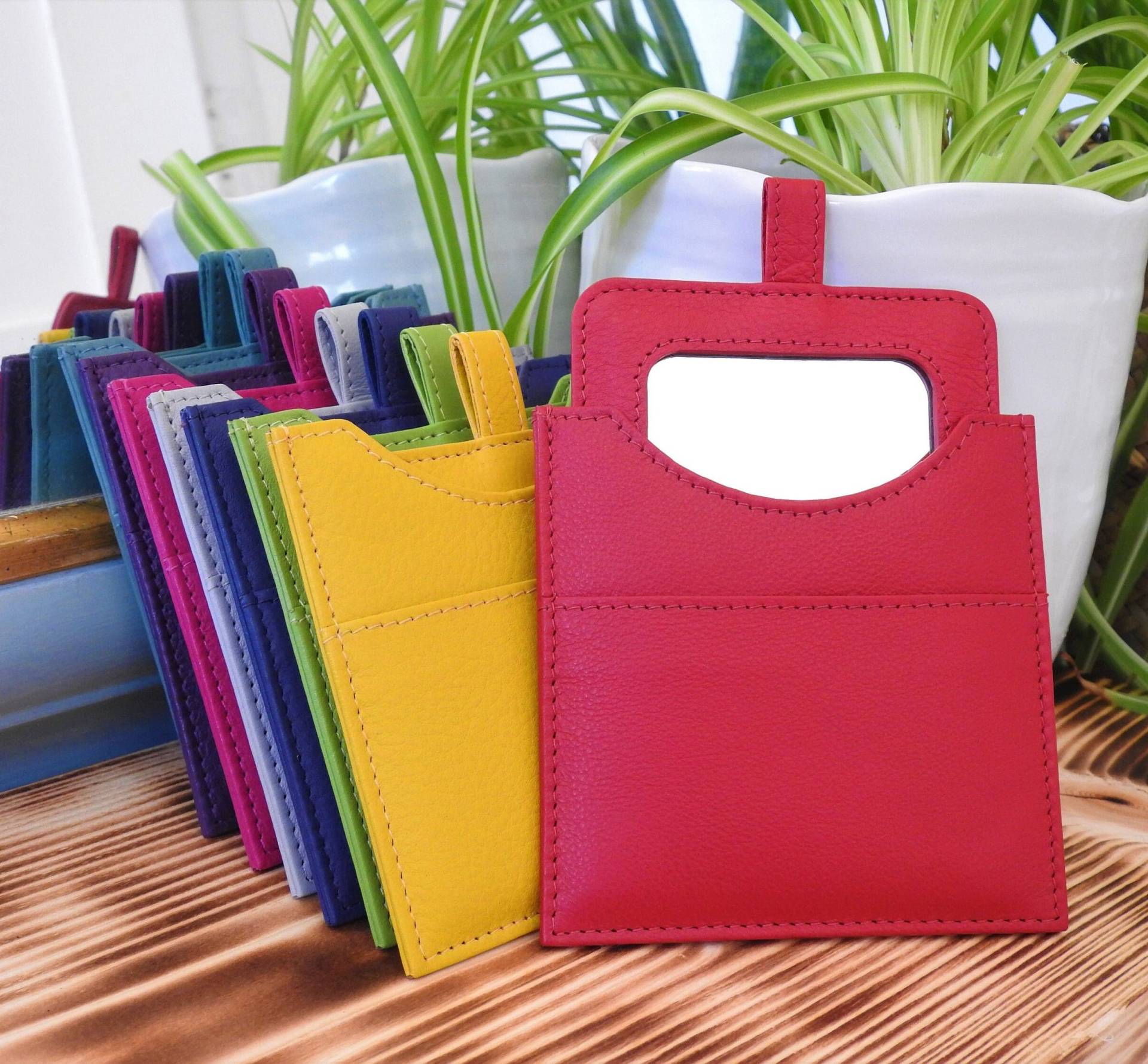 Fair Trade Taschenspiegel Aus Leder Mit Taschentuchtasche von Etsy - IndieWillowDorset