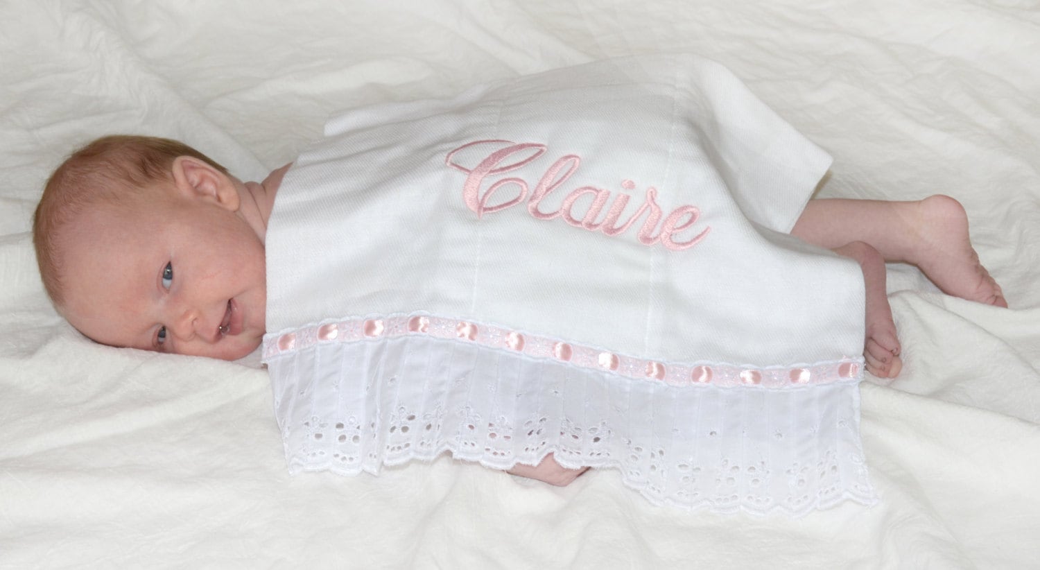 Bestickte Personalisierte Plissee Breite Öse Rand Und Satinperlen Windel Burpie von Etsy - InitialImpressions