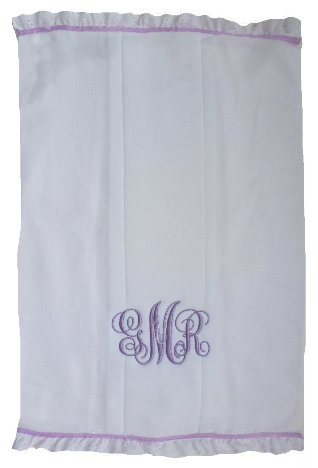 Bestickte Personalisierte Windel Burpie Mit Öse Spitze Und Satin Farbwahl von Etsy - InitialImpressions