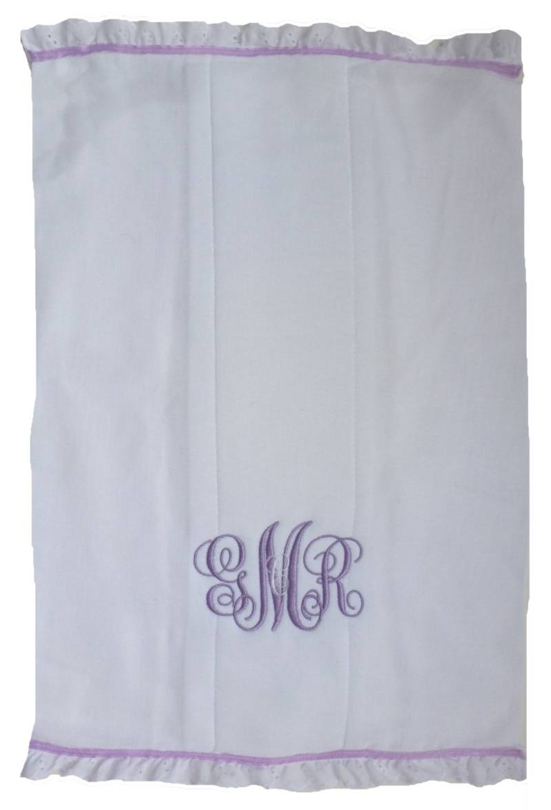 Bestickte Personalisierte Windel Burpie Mit Öse Spitze Und Satin Farbwahl Bestickte Personalisierte Windel Burpie Mit Öse Spitze Und Satin Farbwahl von Etsy - InitialImpressions