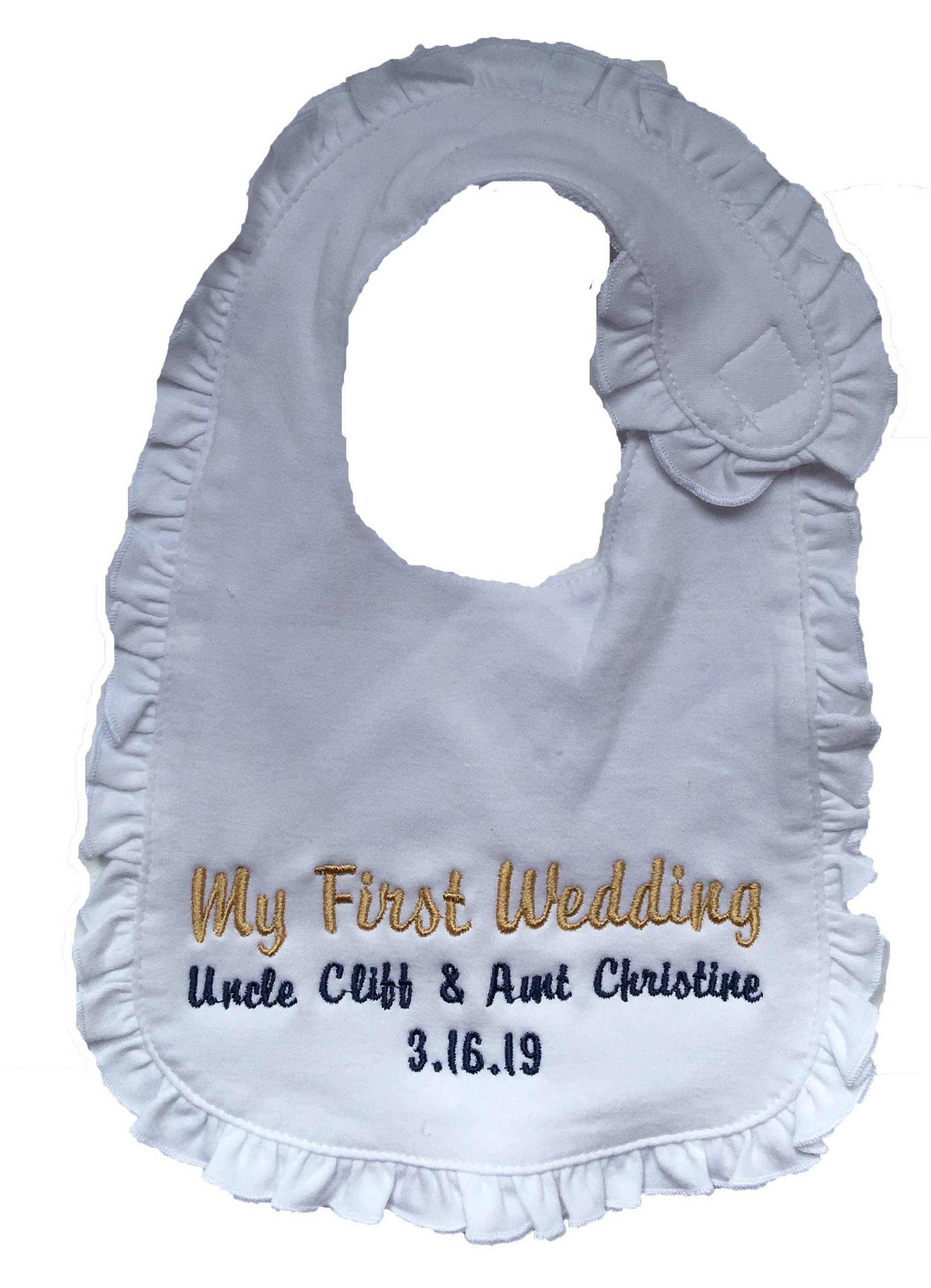 "Personalisiertes Weißes Baumwoll-Lätzchen Mit "Meine Erste Hochzeit", Namen Von Braut Und Bräutigam Hochzeitsdatum Bestickt." von Etsy - InitialImpressions