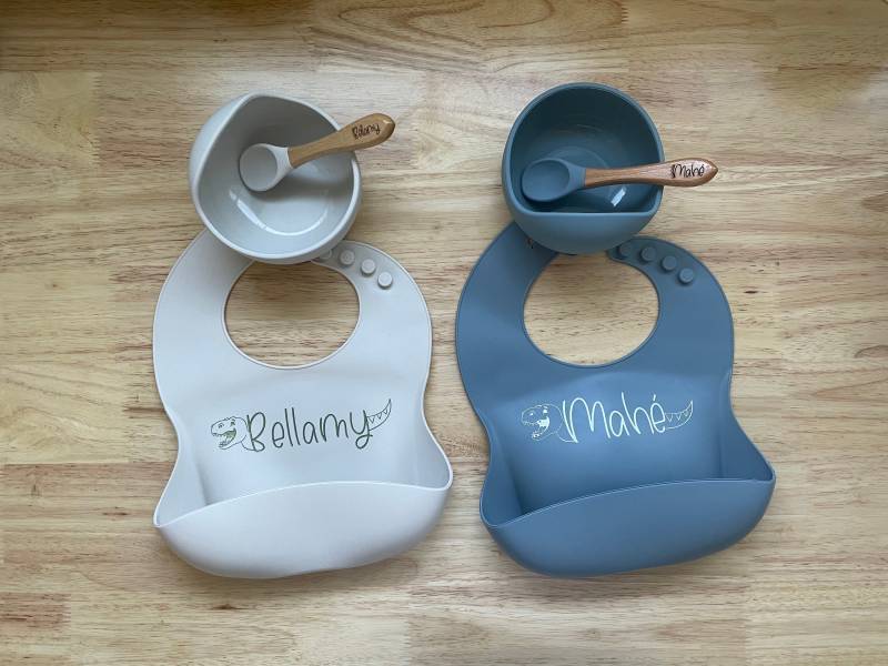 Dinosaurier Personalisiertes Namens-Baby-Futter-Set - Silikon-Lätzchen, Schale, Löffel-Baby-Geschenk - Geschenk Für Baby Jungen Und Mädchen von Etsy - InkValleyDesigns