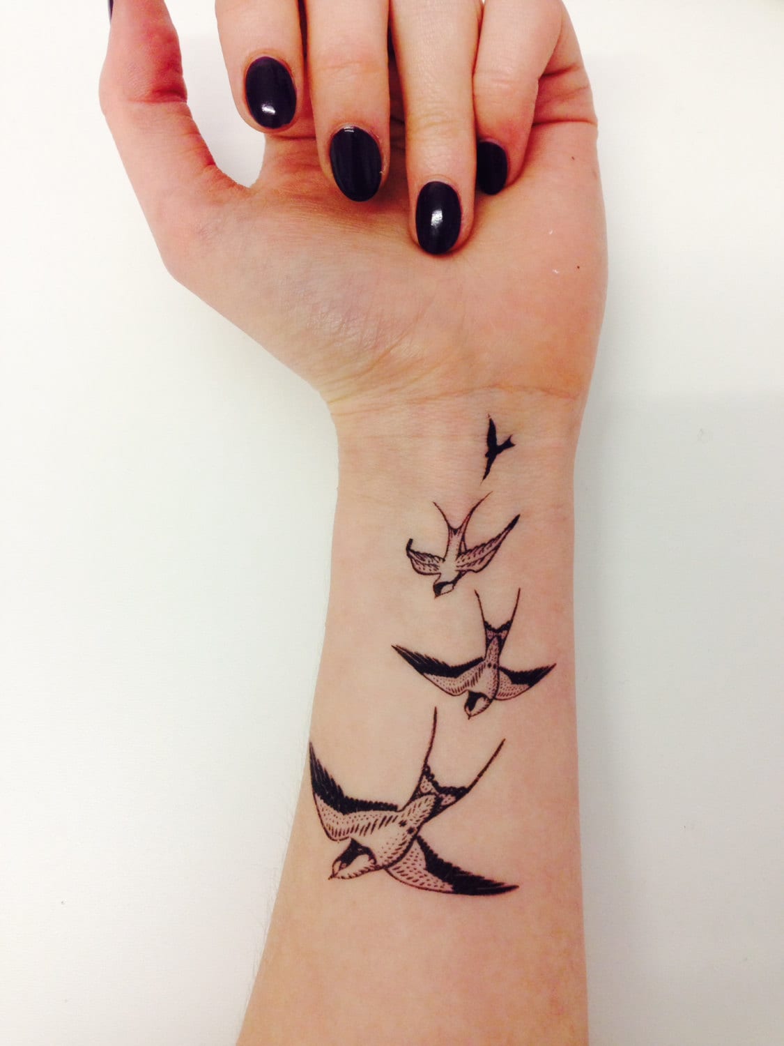 Swooping Schwalben Temporäres Tattoo | 3 Exemplare 4, 5 X 3" Premium-Qualität Gestanzter Transfer & Hautsicher Swooping Schwalben Temporäres Tattoo | 3 Exemplare 4, 5 X 3" Premium-Qualität Gestanzter Transfer & Hautsicher von Etsy - Inkweartattoos