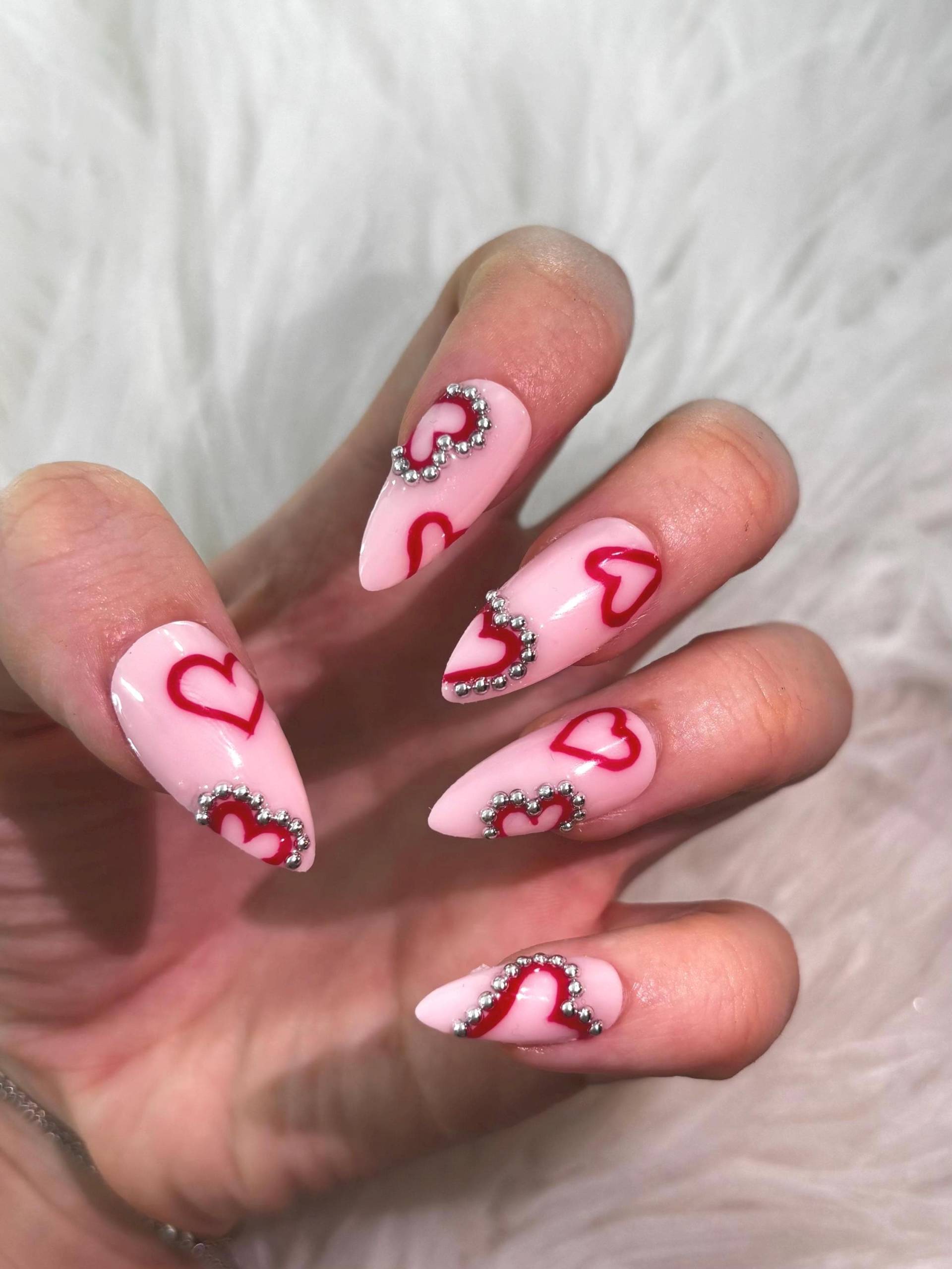 Valentins Nägel Mit Roten Herzen Und Silbernen Strass Steinen Valentins Nägel Mit Roten Herzen Und Silbernen Strass Steinen von Etsy - InstantPerfectNails